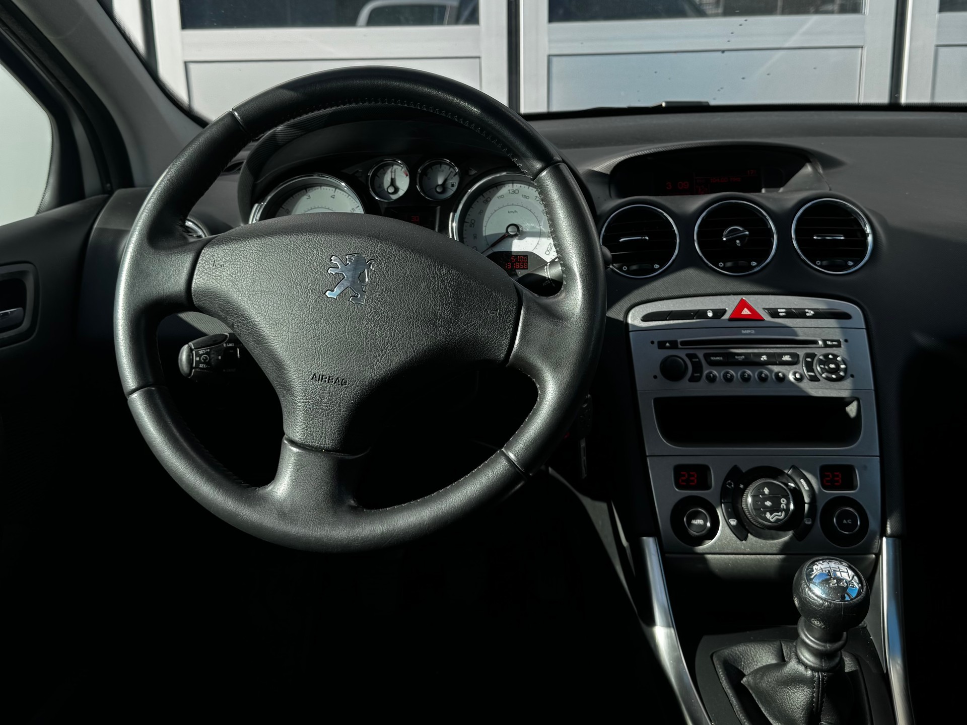 PEUGEOT 308 1.6 16V T Swiss Edition-image-10