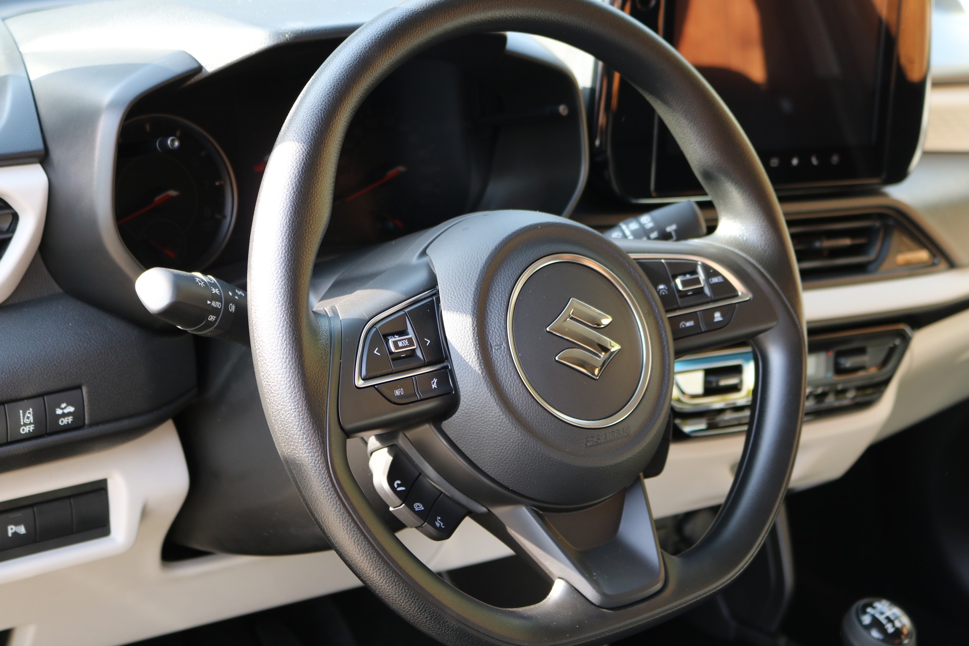 SUZUKI Swift 1.2i Unico Hybrid-image-5