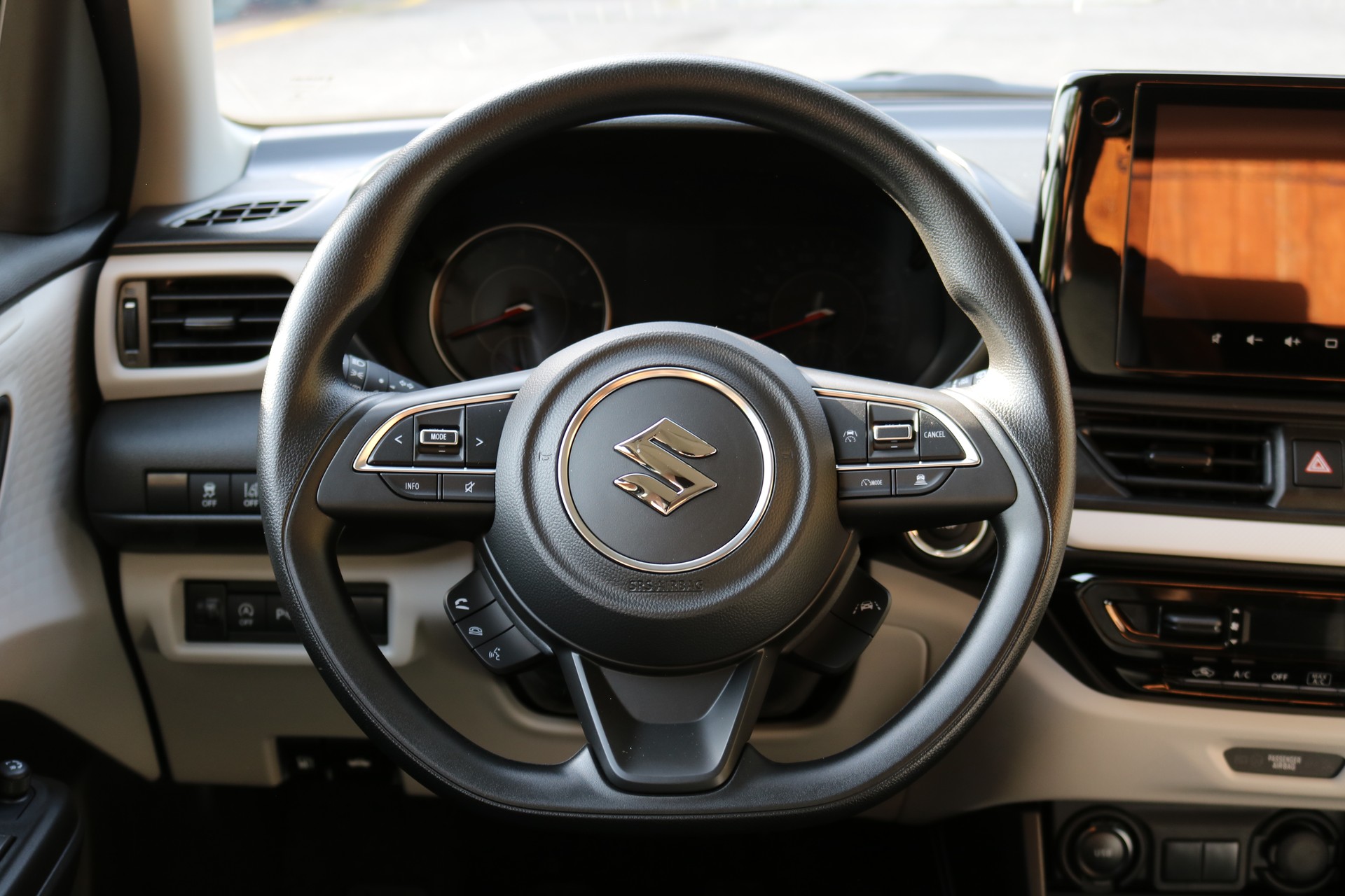 SUZUKI Swift 1.2i Unico Hybrid-image-4