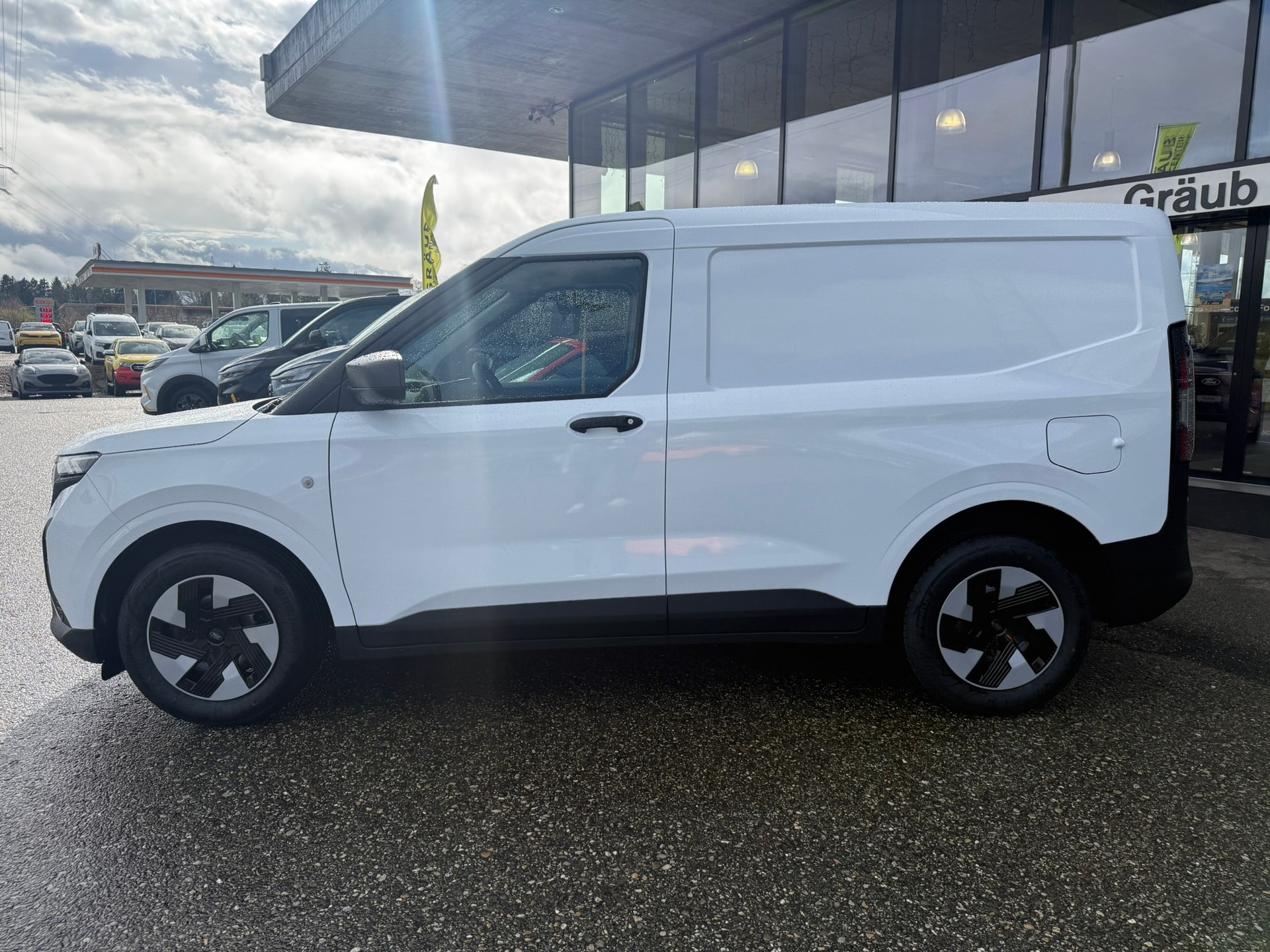 FORD E-Transit Courier Van Trend 43,5kWh-image-3
