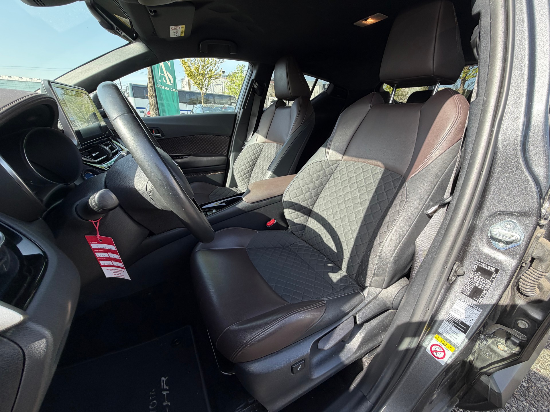 TOYOTA C-HR 1.8 HSD Premium CVT-image-8