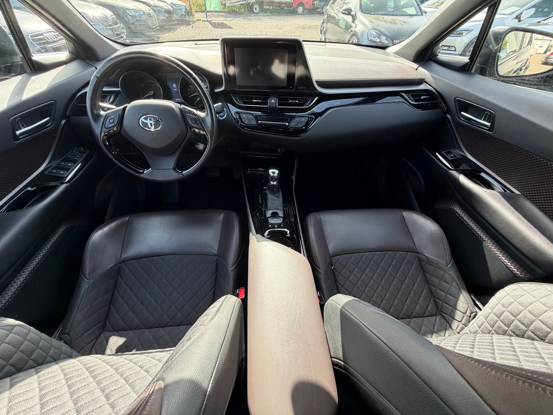 TOYOTA C-HR 1.8 HSD Premium CVT-image-10