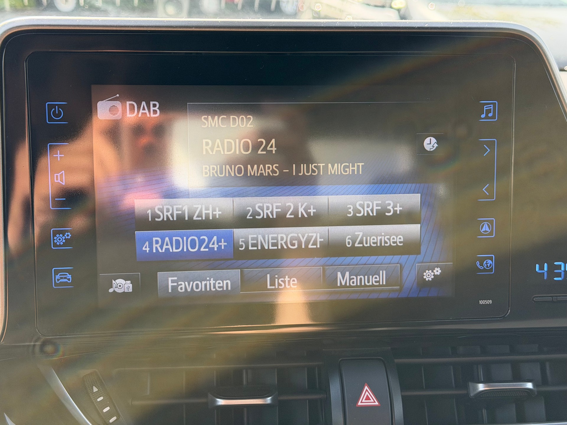 TOYOTA C-HR 1.8 HSD Premium CVT-image-23