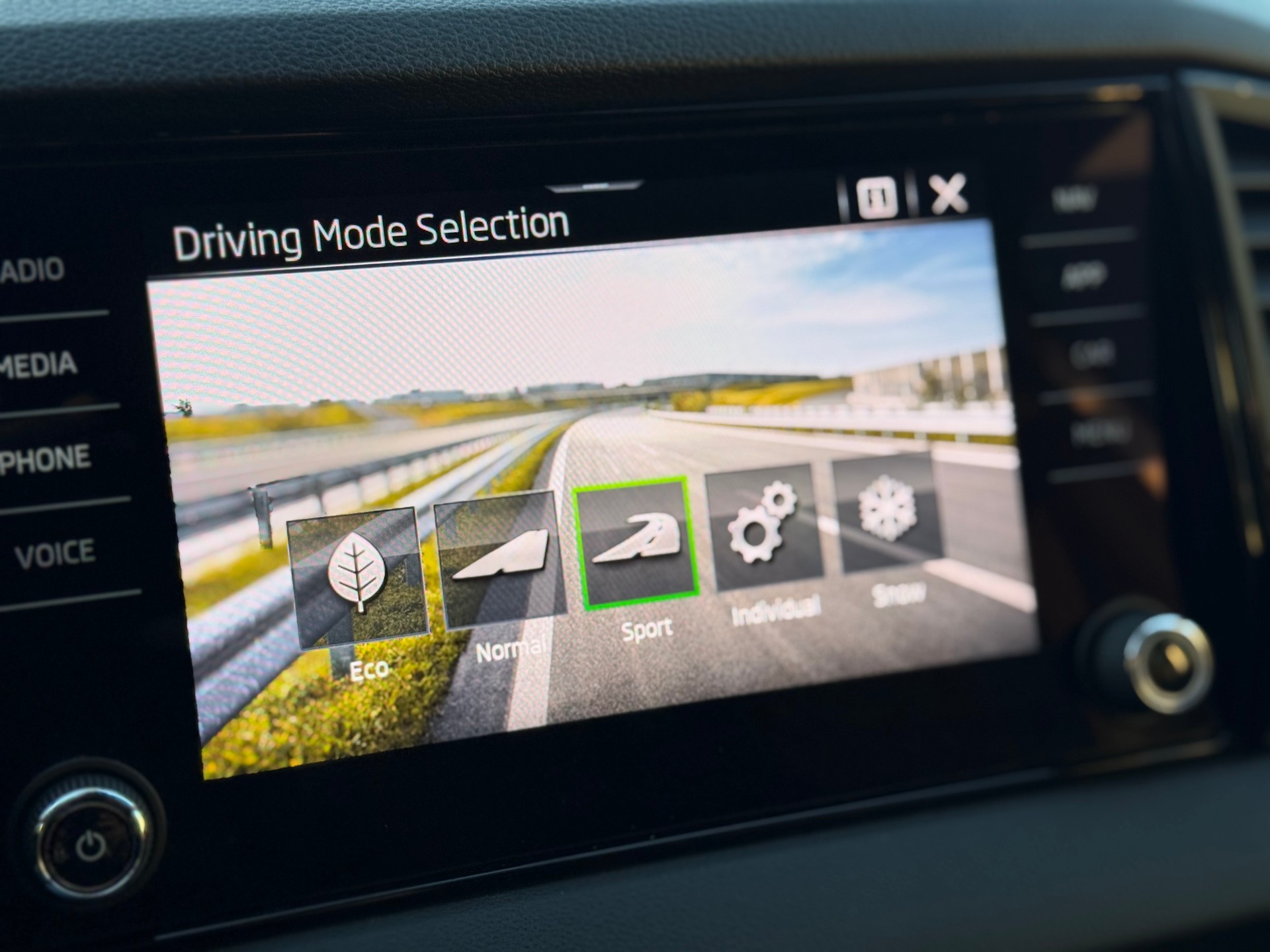 SKODA Karoq 2.0 TSI SportLine 4x4 DSG-image-21