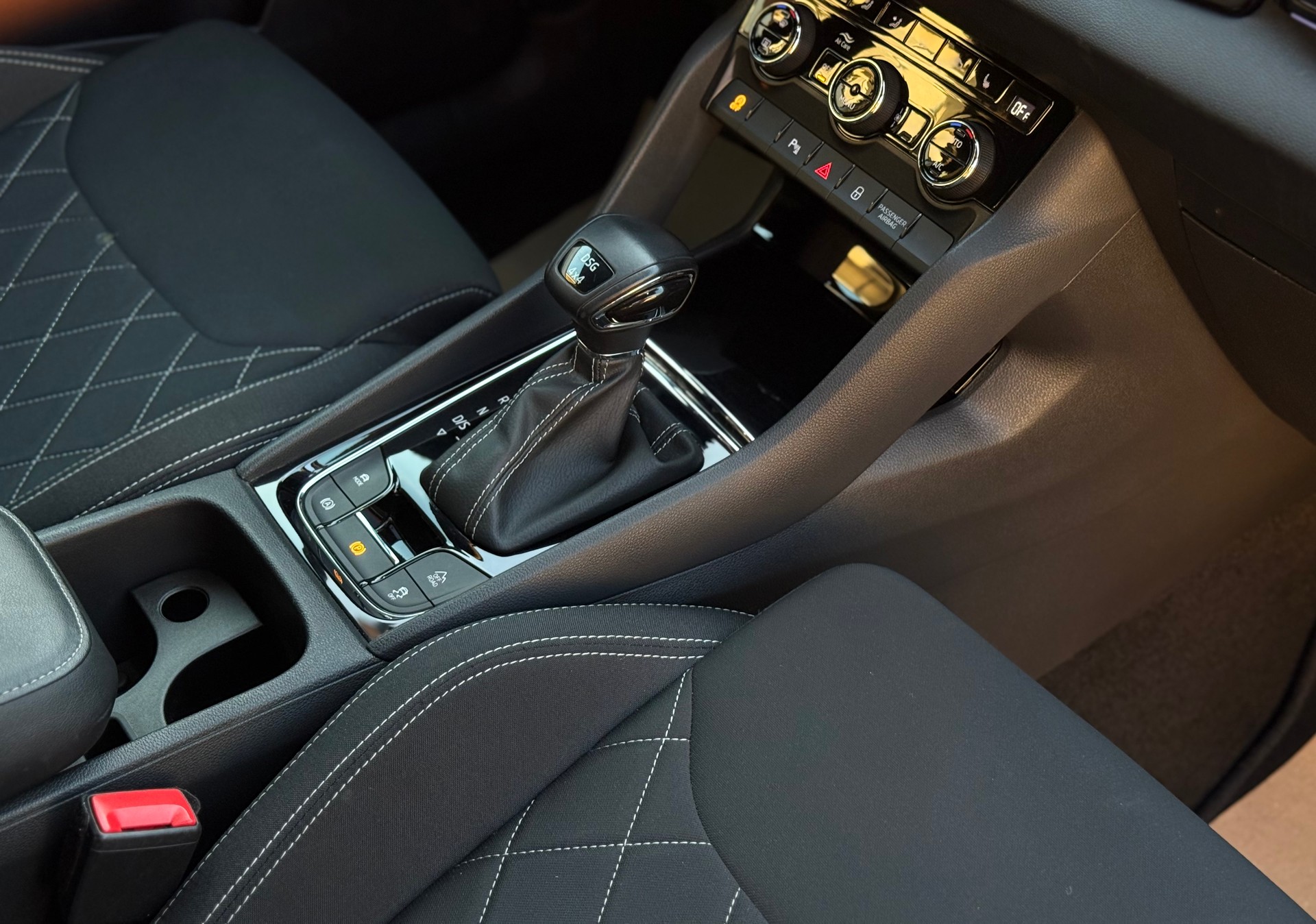 SKODA Karoq 2.0 TSI SportLine 4x4 DSG-image-17