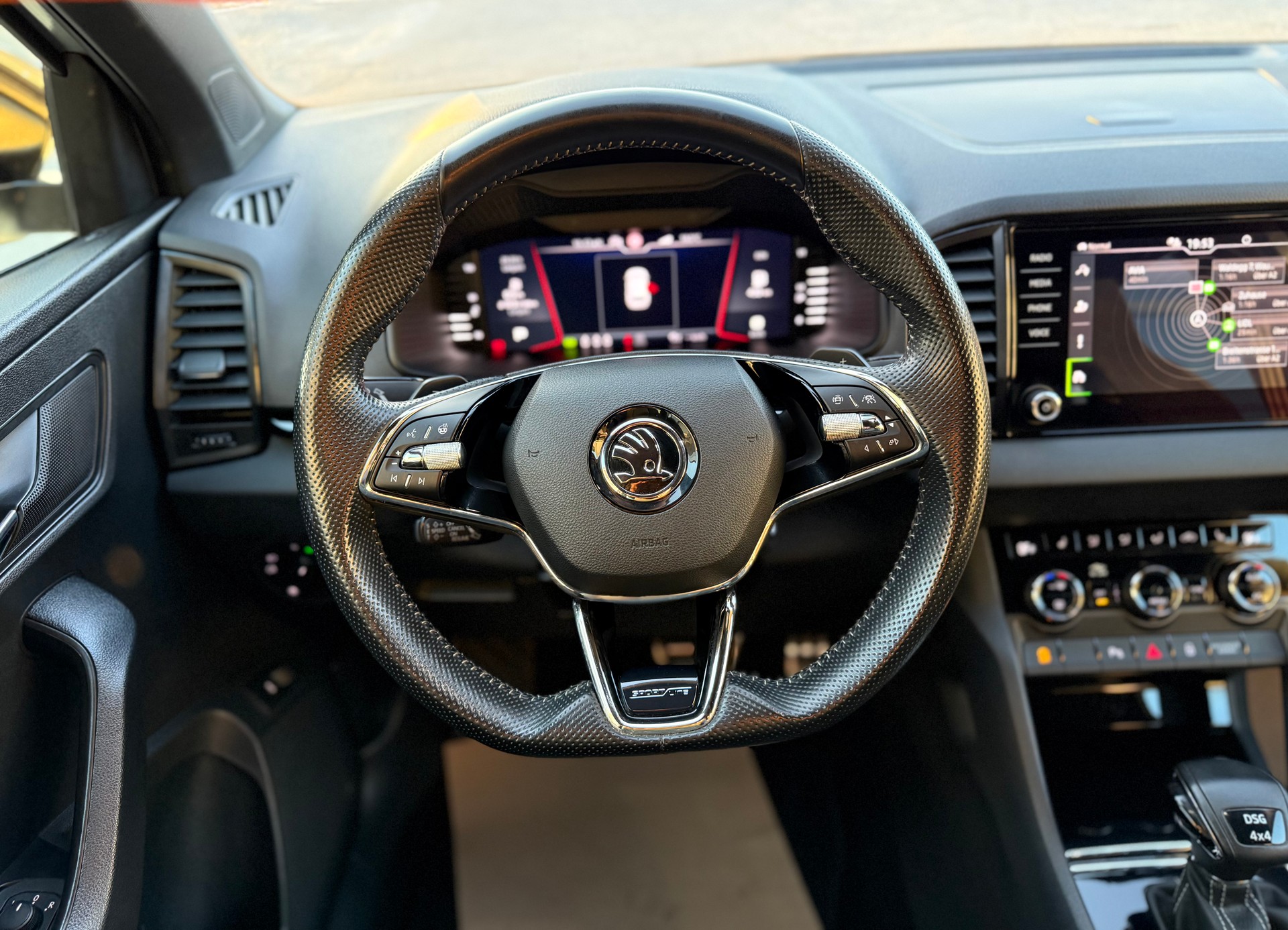 SKODA Karoq 2.0 TSI SportLine 4x4 DSG-image-16