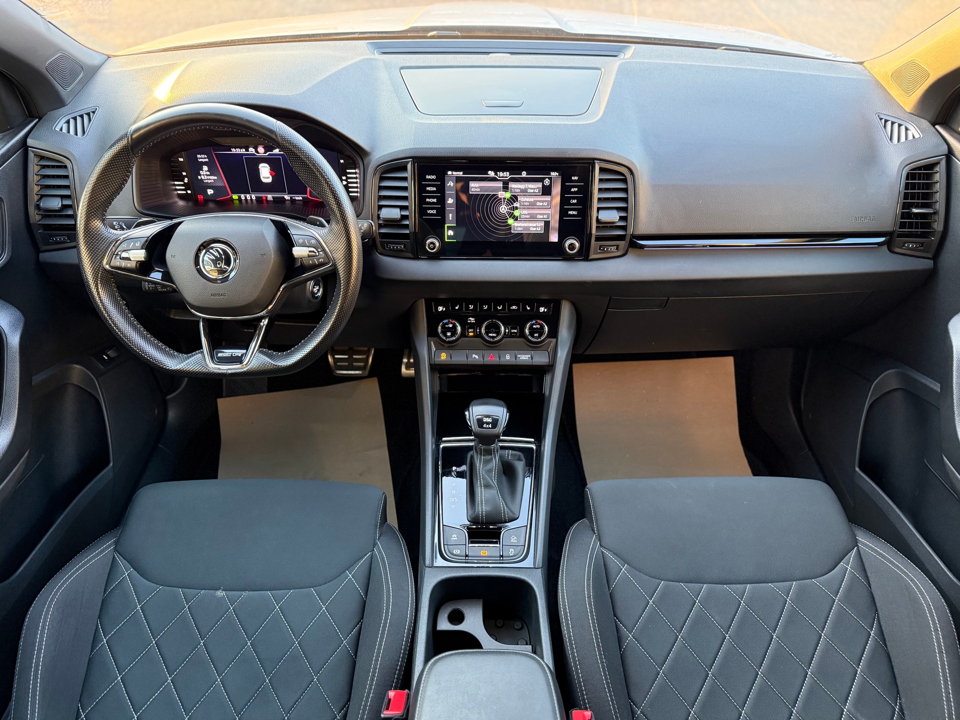 SKODA Karoq 2.0 TSI SportLine 4x4 DSG-image-12
