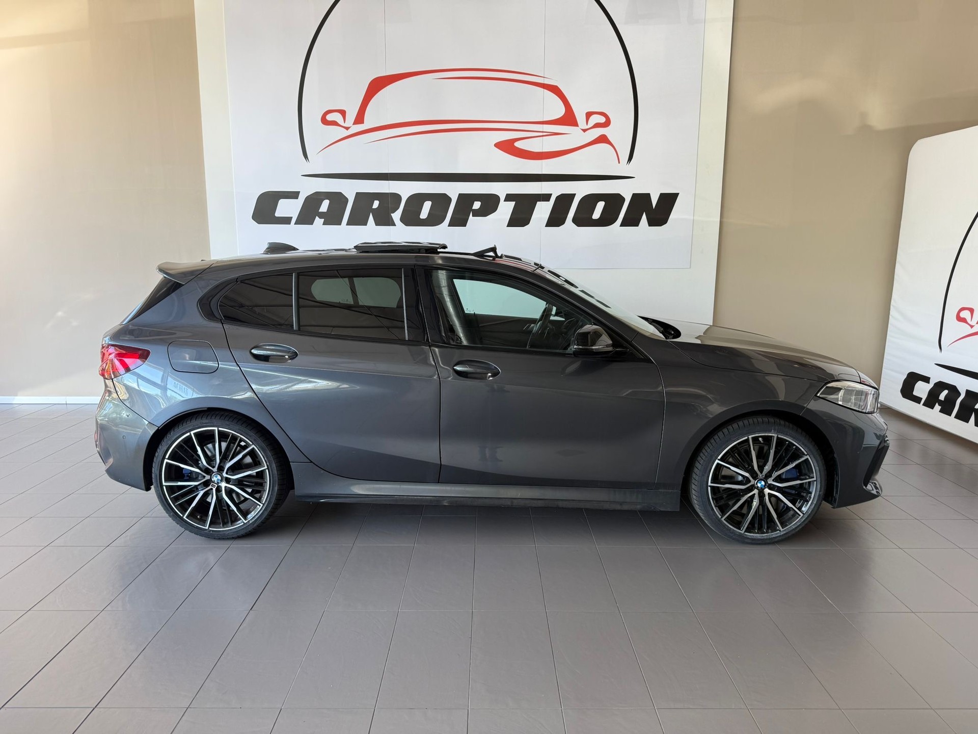 BMW M135i xDrive Steptronic-showroom-element-3