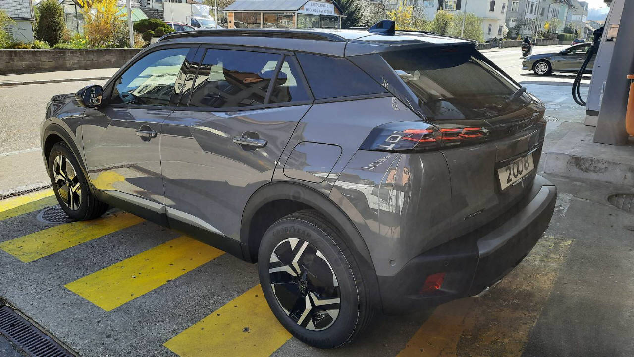 PEUGEOT 2008 1.2 Hybrid 145 GT-image-10