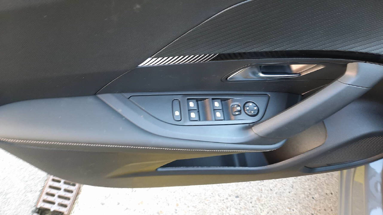 PEUGEOT 2008 1.2 Hybrid 145 GT-image-11