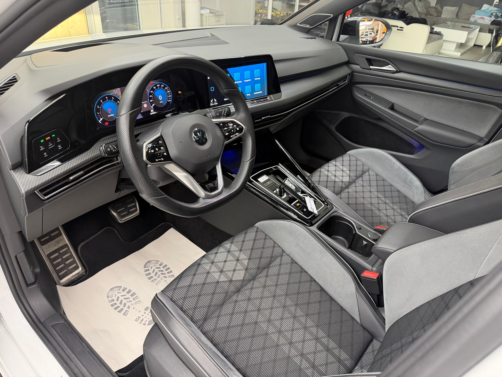 VW Golf VIII 2.0 TSI R-Line DSG 4motion-image-11