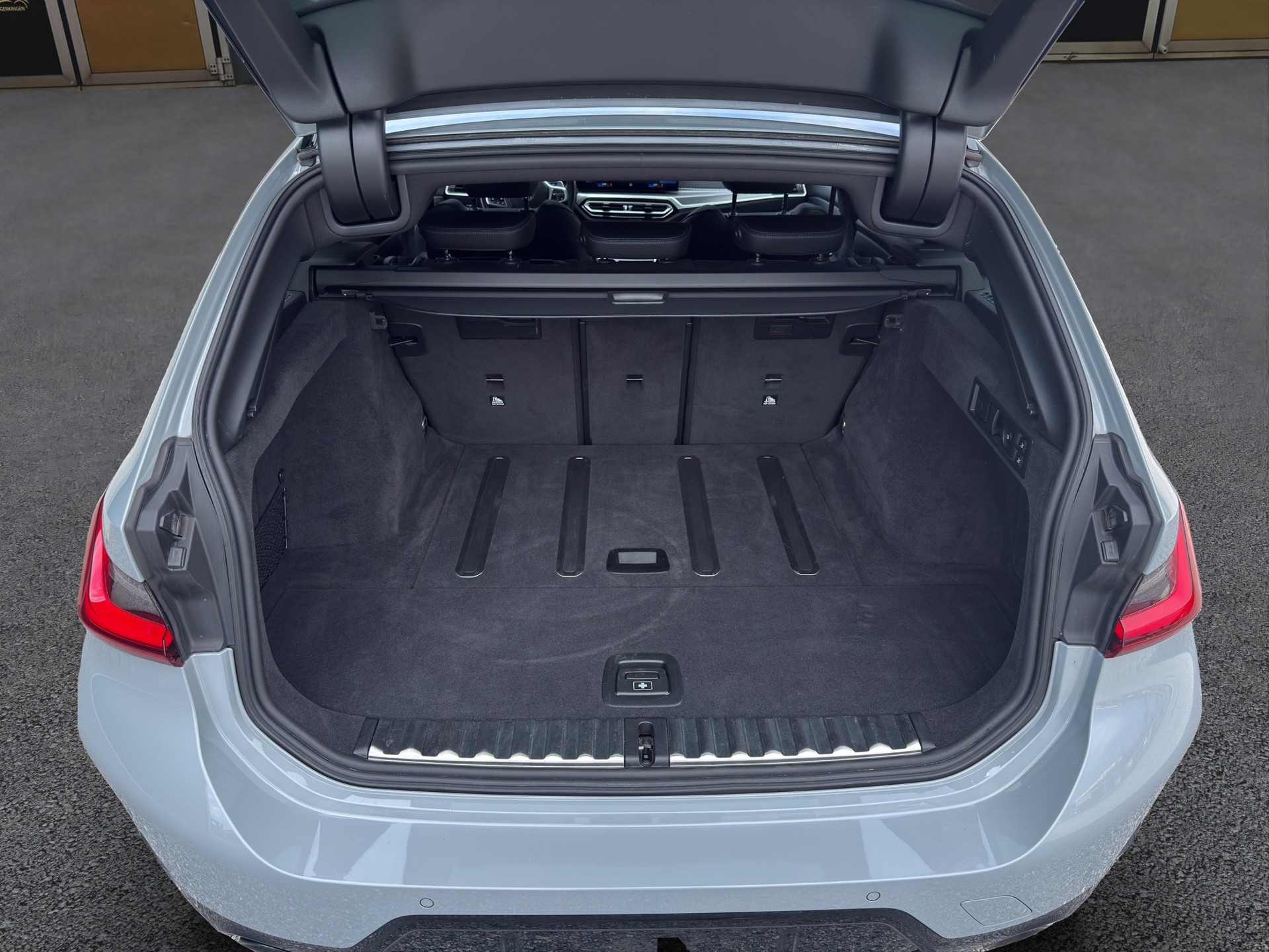 BMW 320d xDrive 48V Touring Steptronic M Sport-image-13