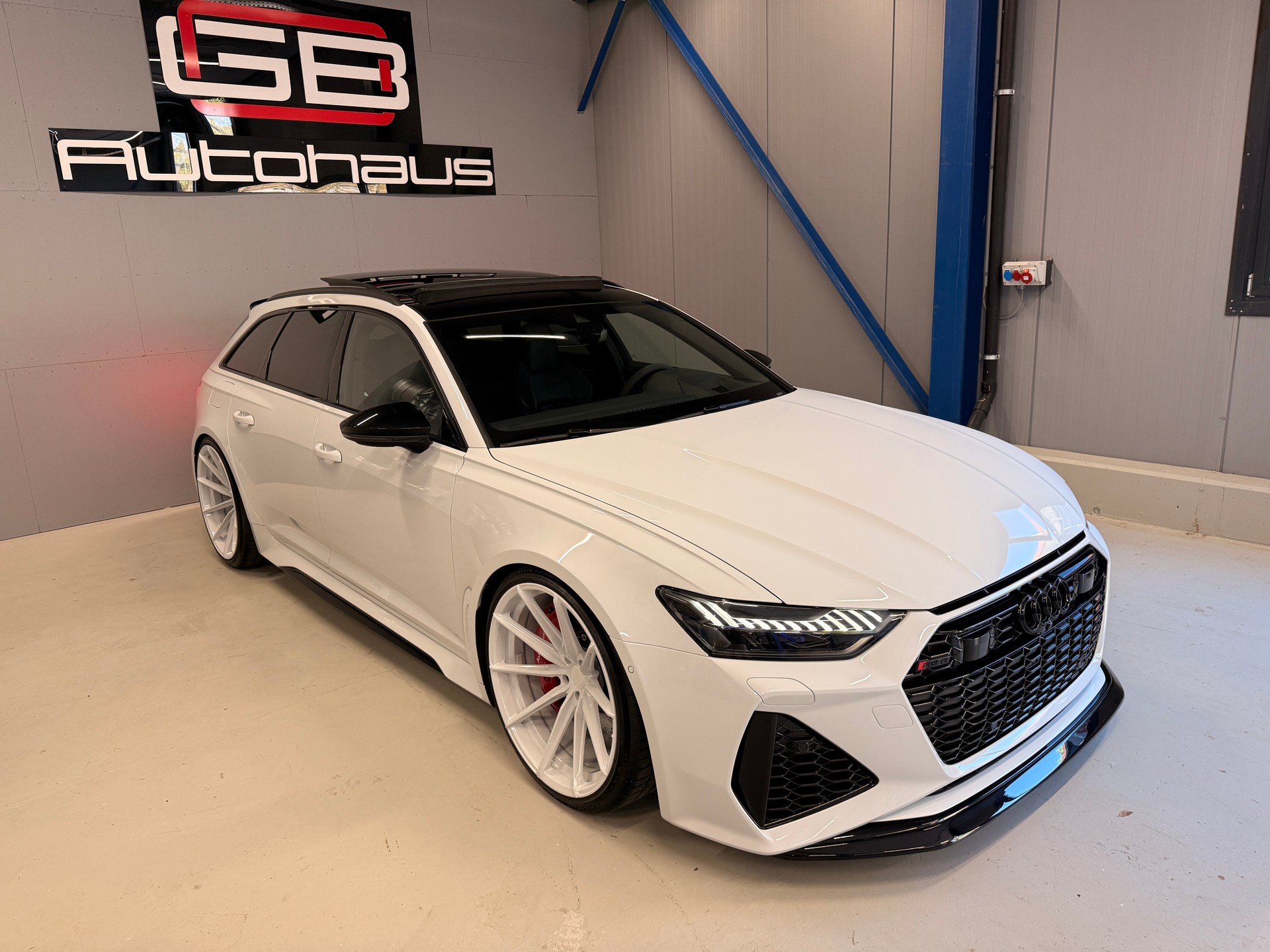 AUDI RS6 Avant 4.0 TFSI V8 quattro-image-4