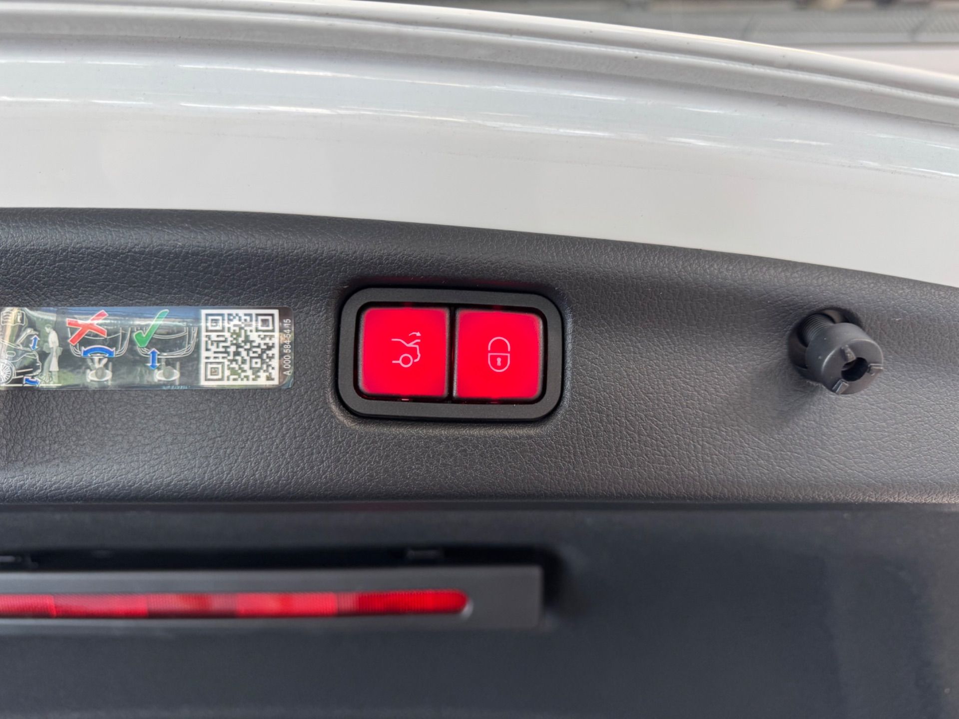 MERCEDES-BENZ C 300 d 4Matic AMG Line-image-26