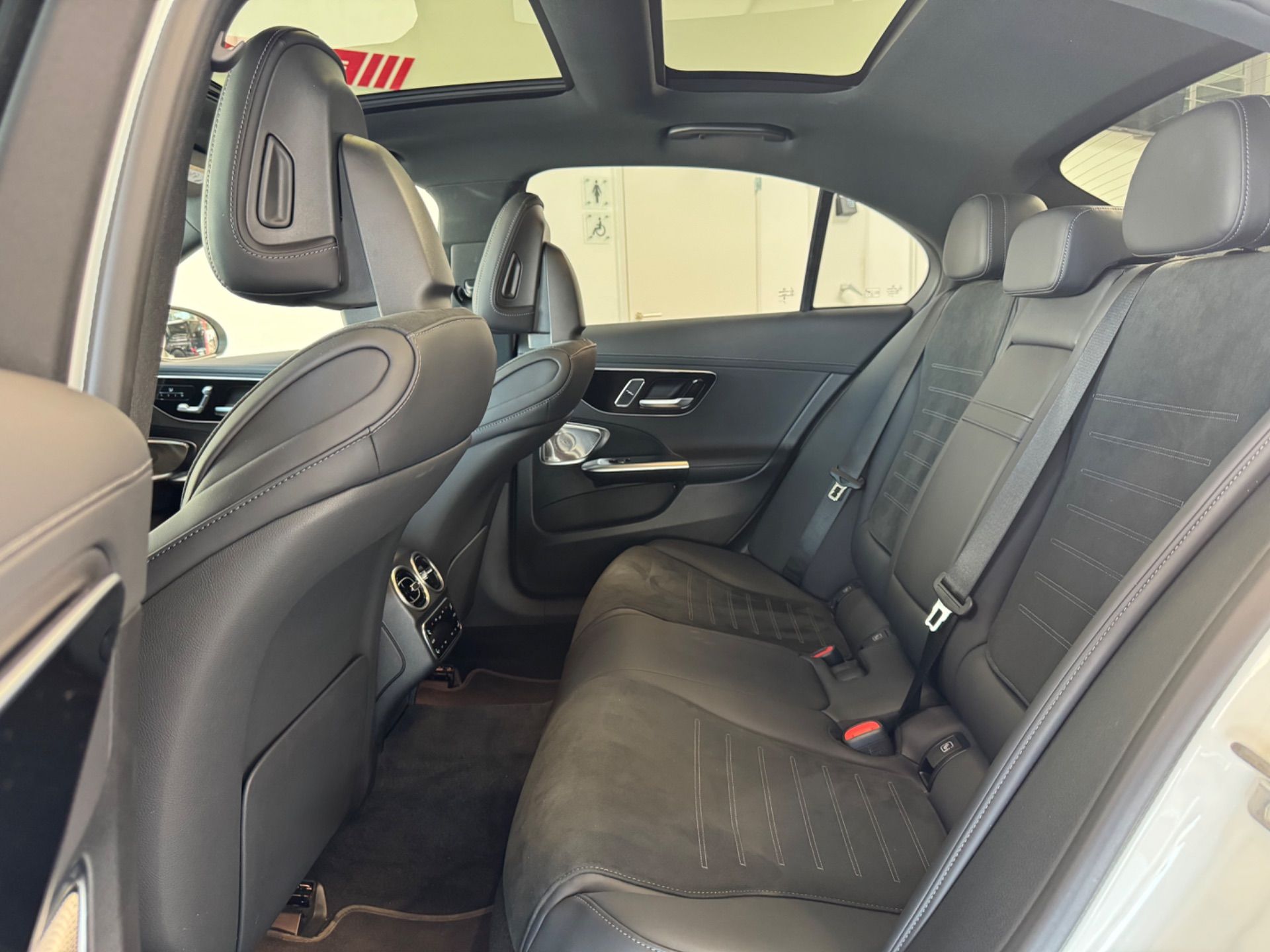 MERCEDES-BENZ C 300 d 4Matic AMG Line-image-24
