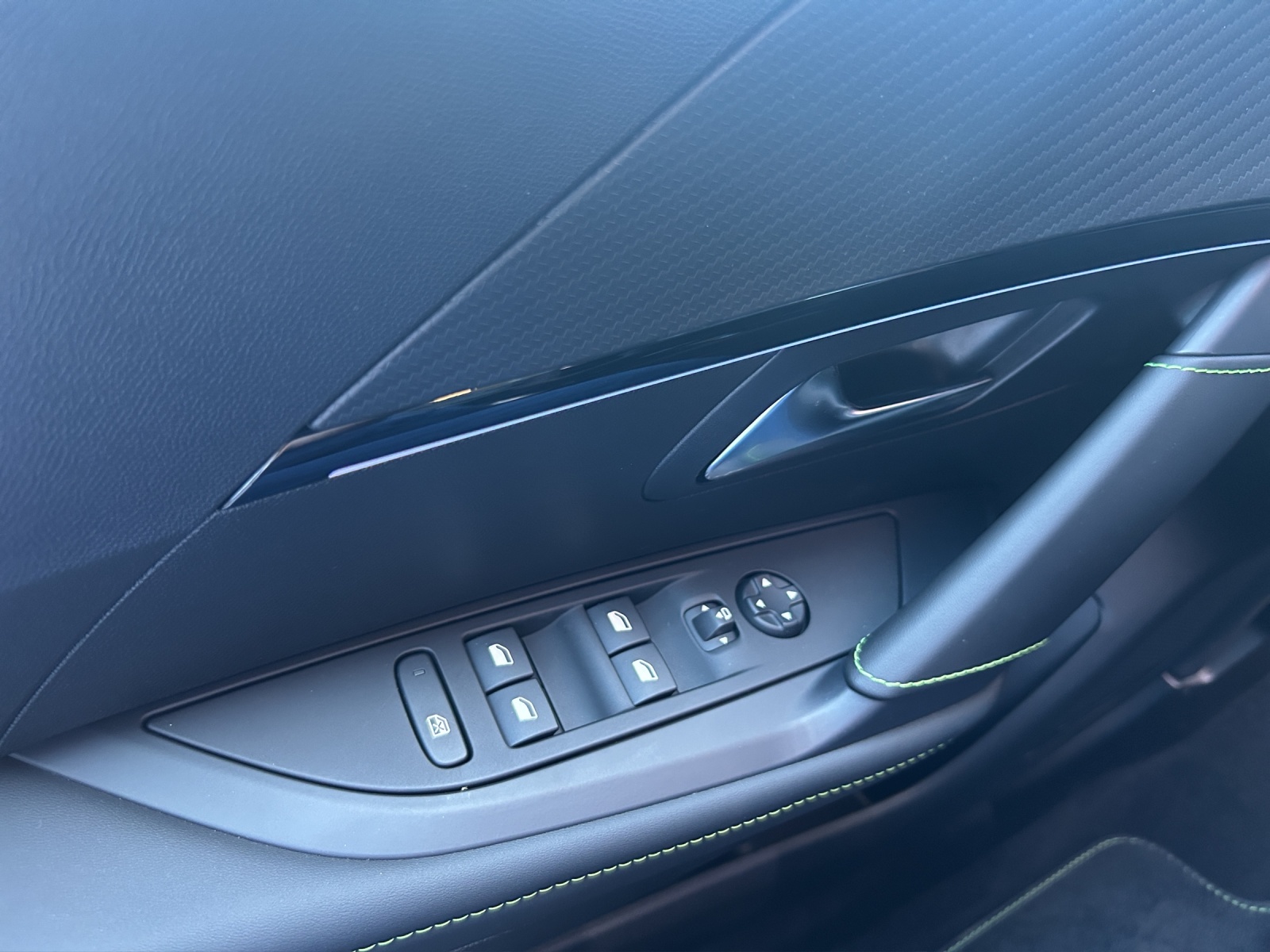 PEUGEOT 208 NEW 1.2 Hybrid 145 GT-image-14