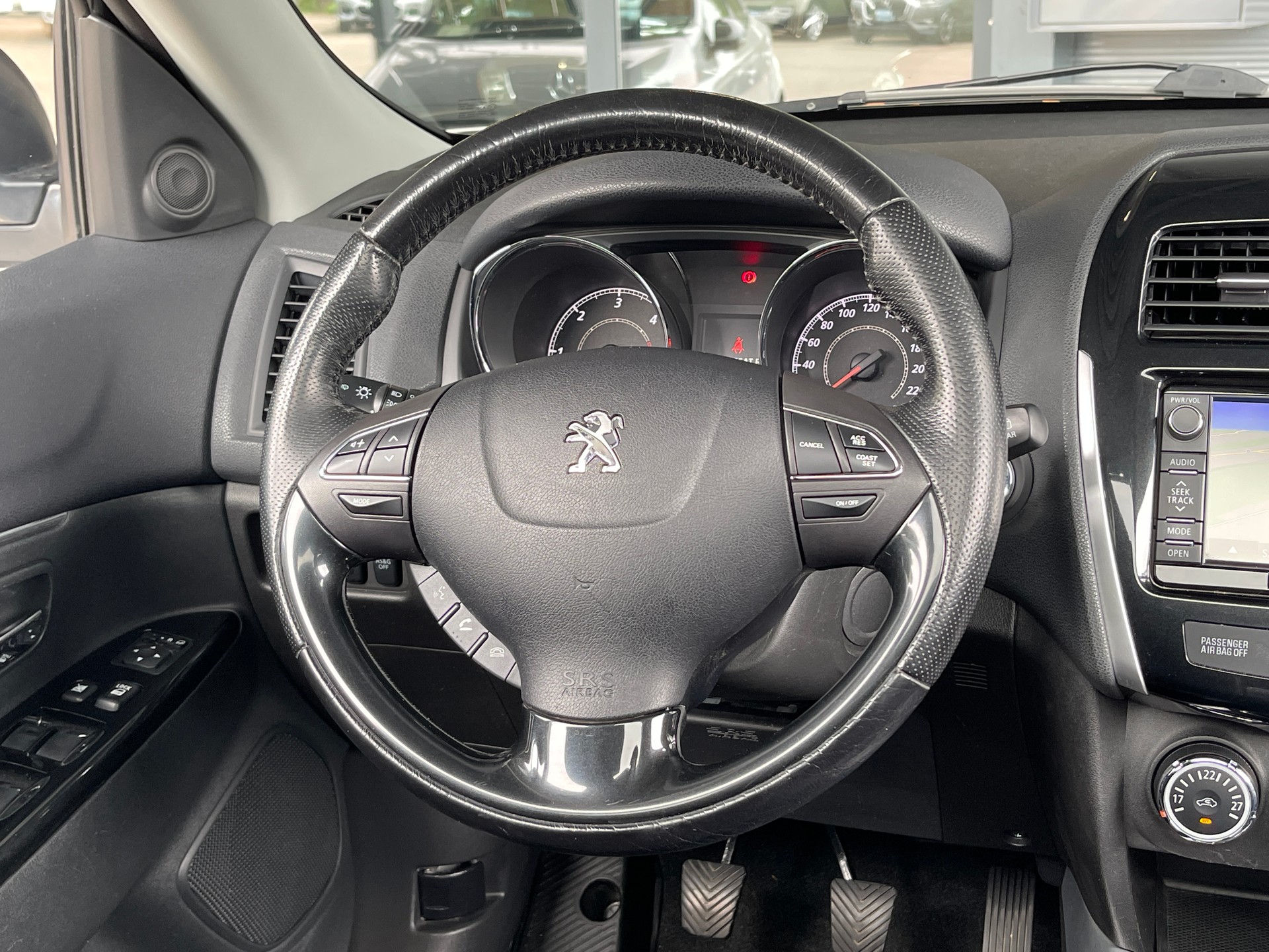 PEUGEOT 4008 1.6 HDi Allure 4WD-image-8