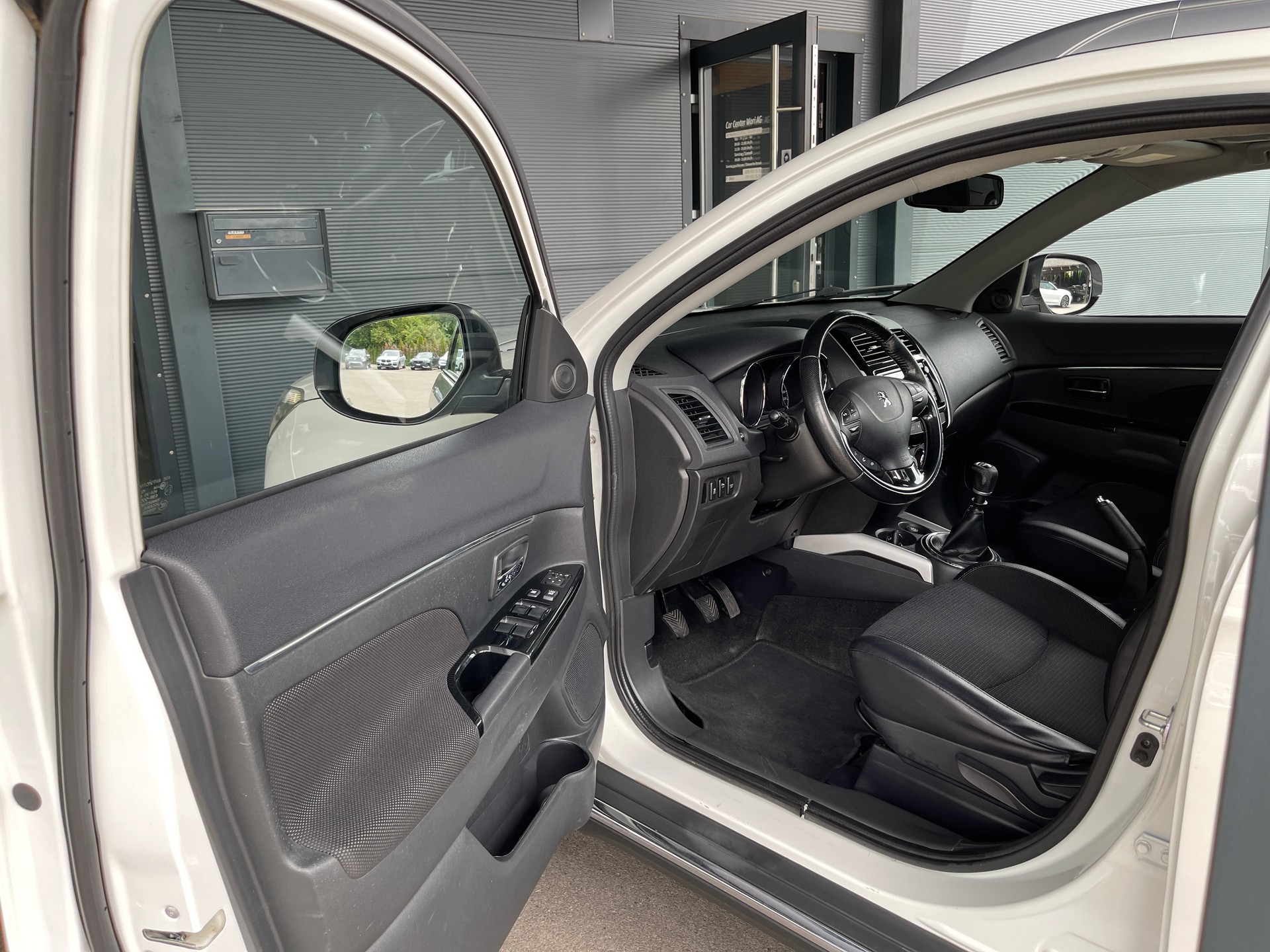 PEUGEOT 4008 1.6 HDi Allure 4WD-image-6