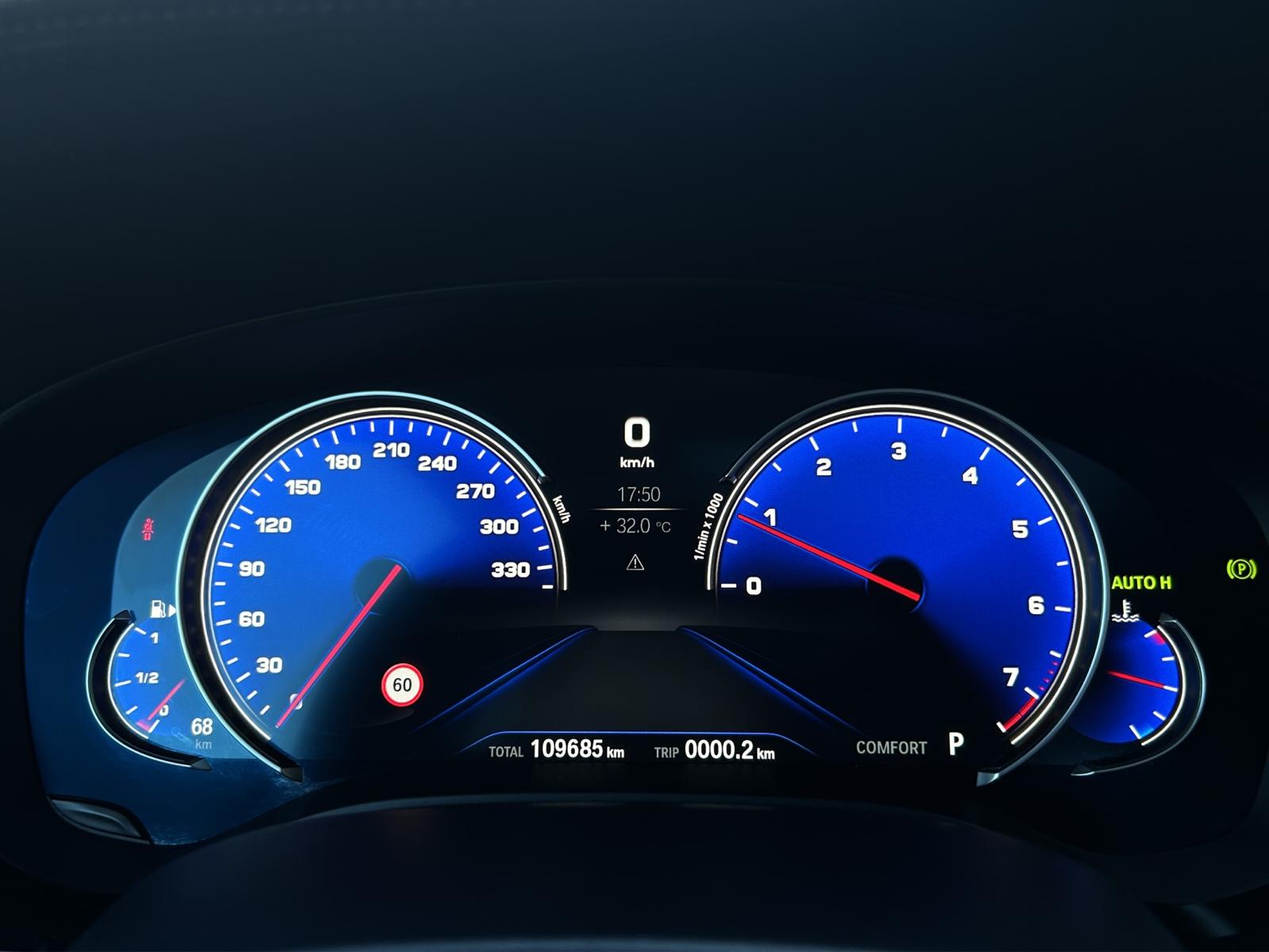 BMW M550i xDrive Steptronic-image-21
