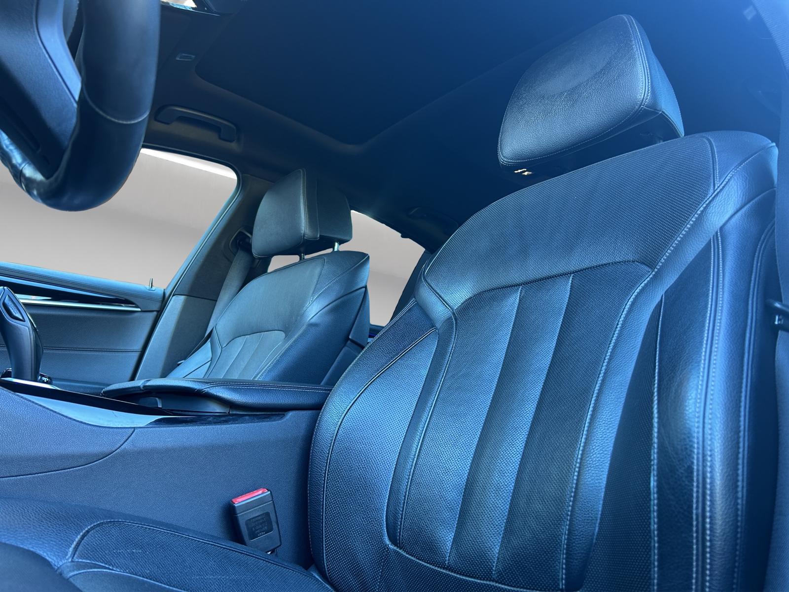 BMW M550i xDrive Steptronic-image-15