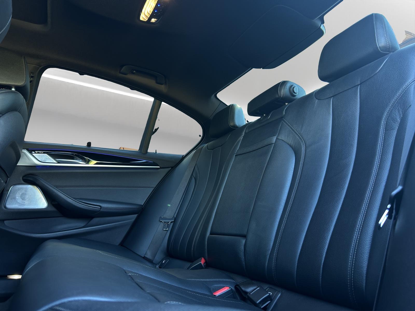 BMW M550i xDrive Steptronic-image-12