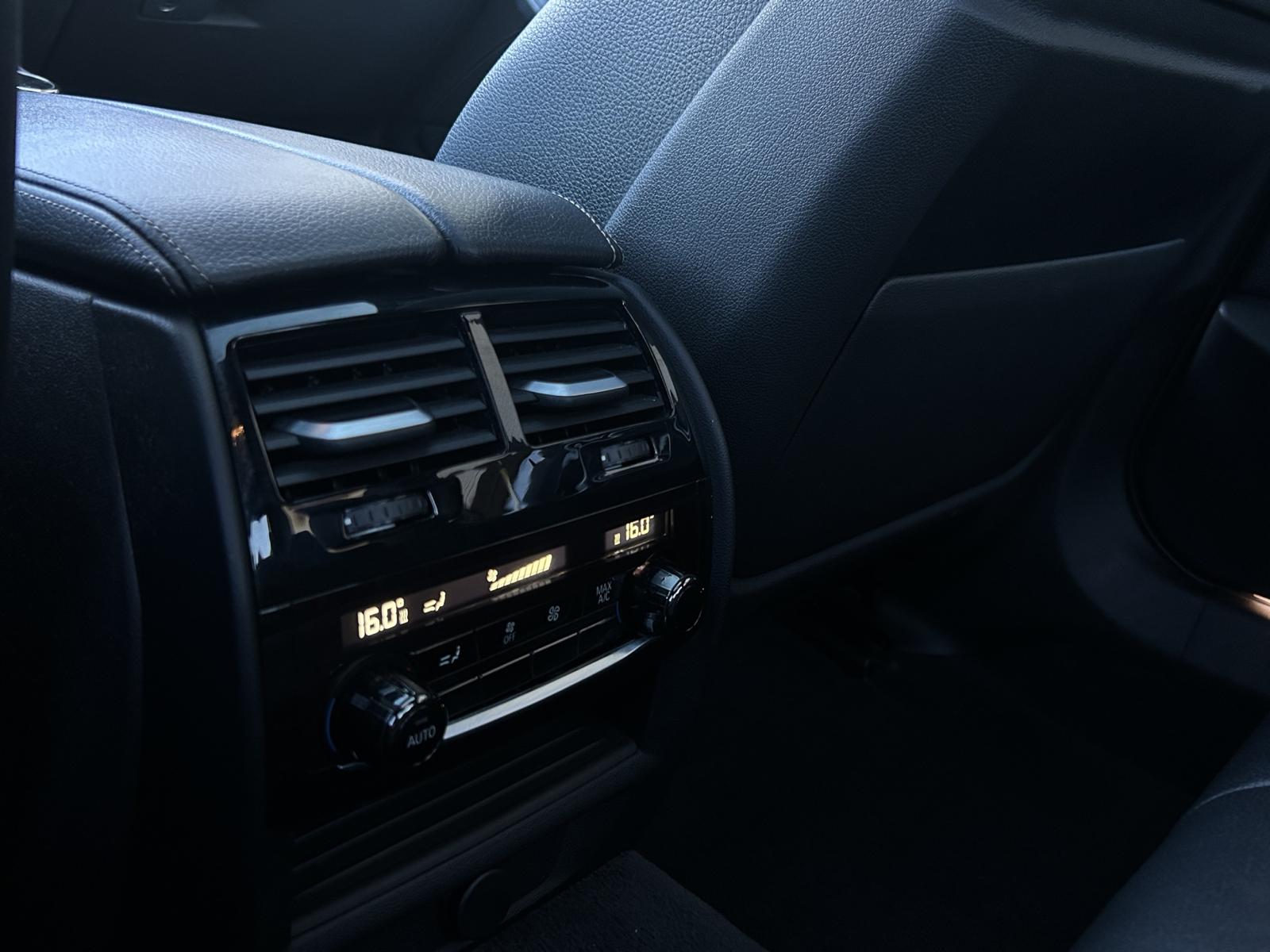 BMW M550i xDrive Steptronic-image-24