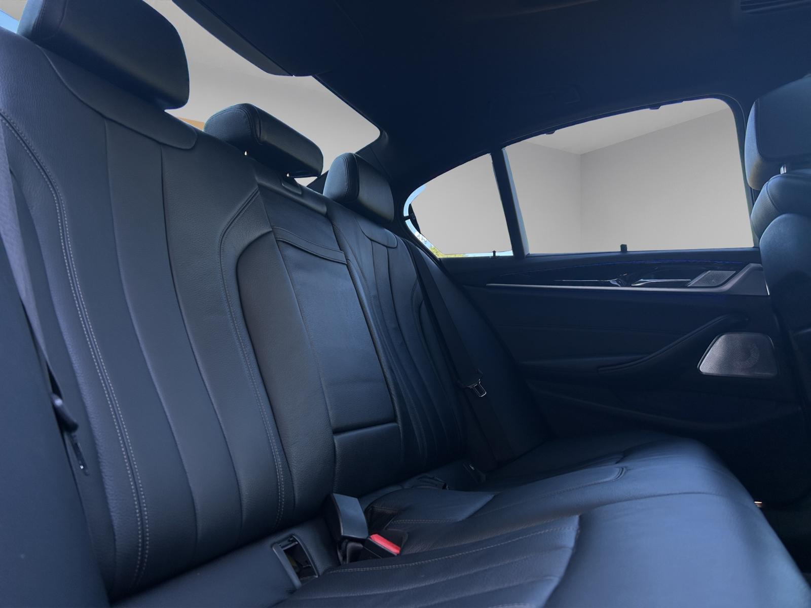 BMW M550i xDrive Steptronic-image-14
