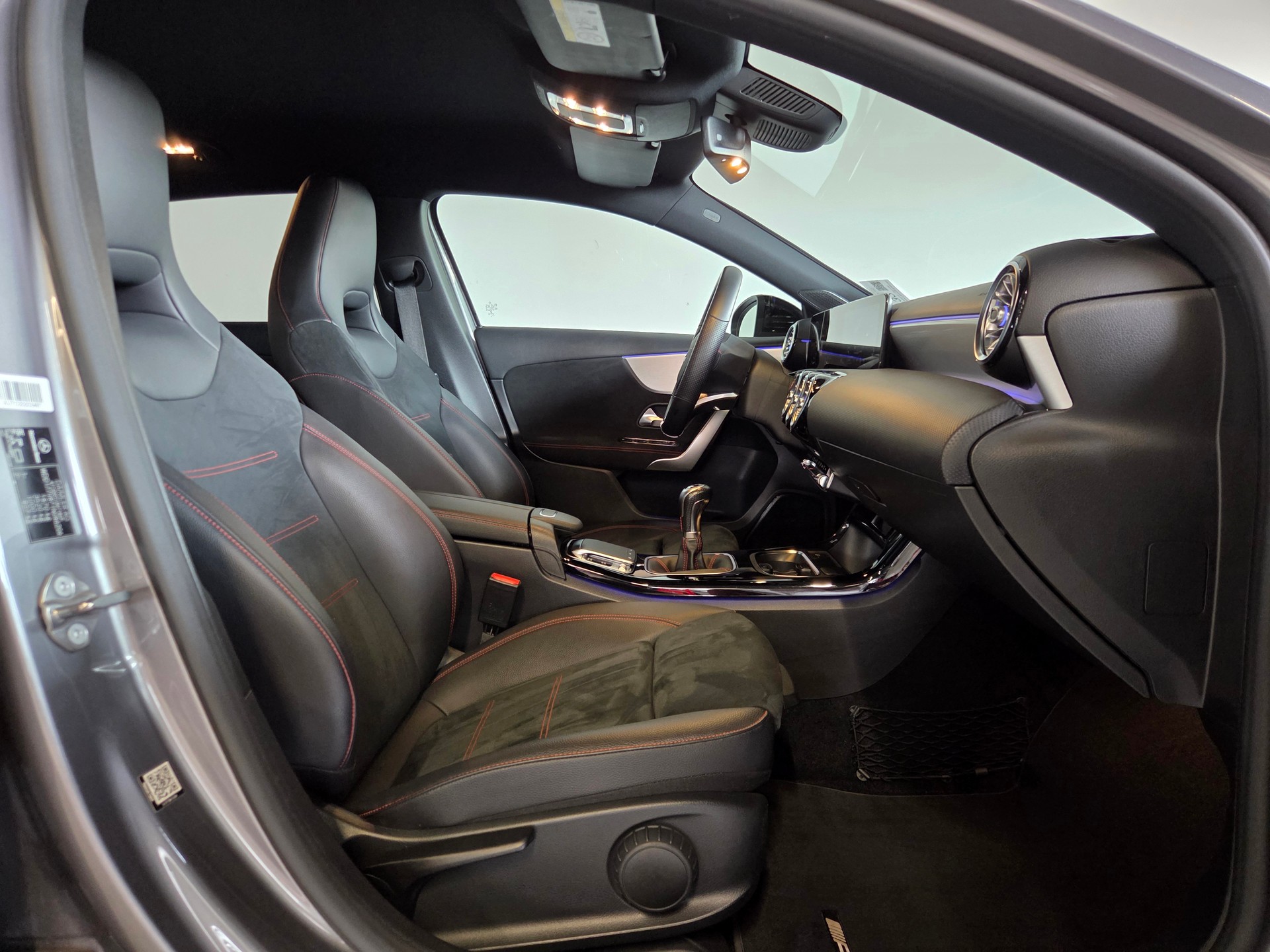 MERCEDES-BENZ A 200 AMG Line-image-11