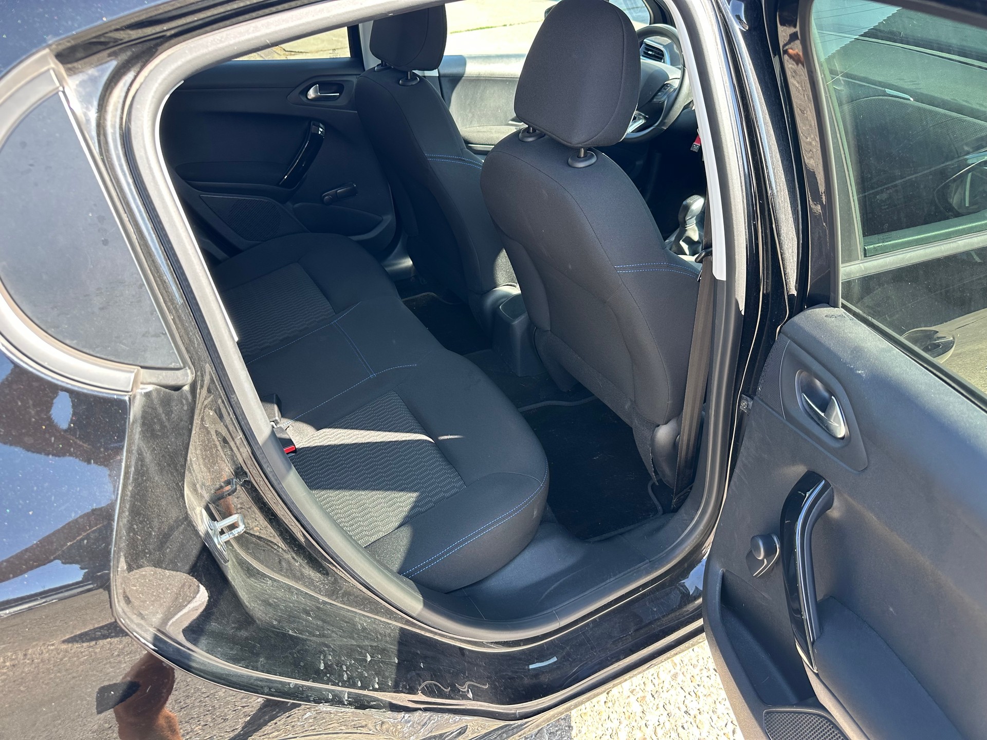 PEUGEOT 208 1.2 PureTech Active-image-10