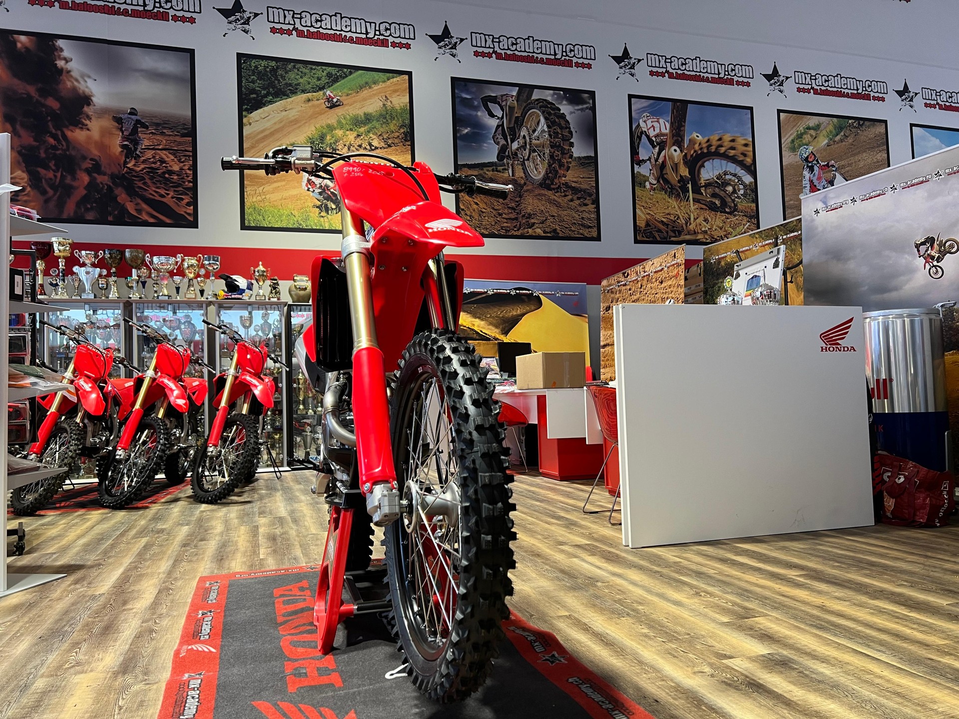 HONDA ** CRF250R ** Neufahrzeug 2026-showroom-element-2