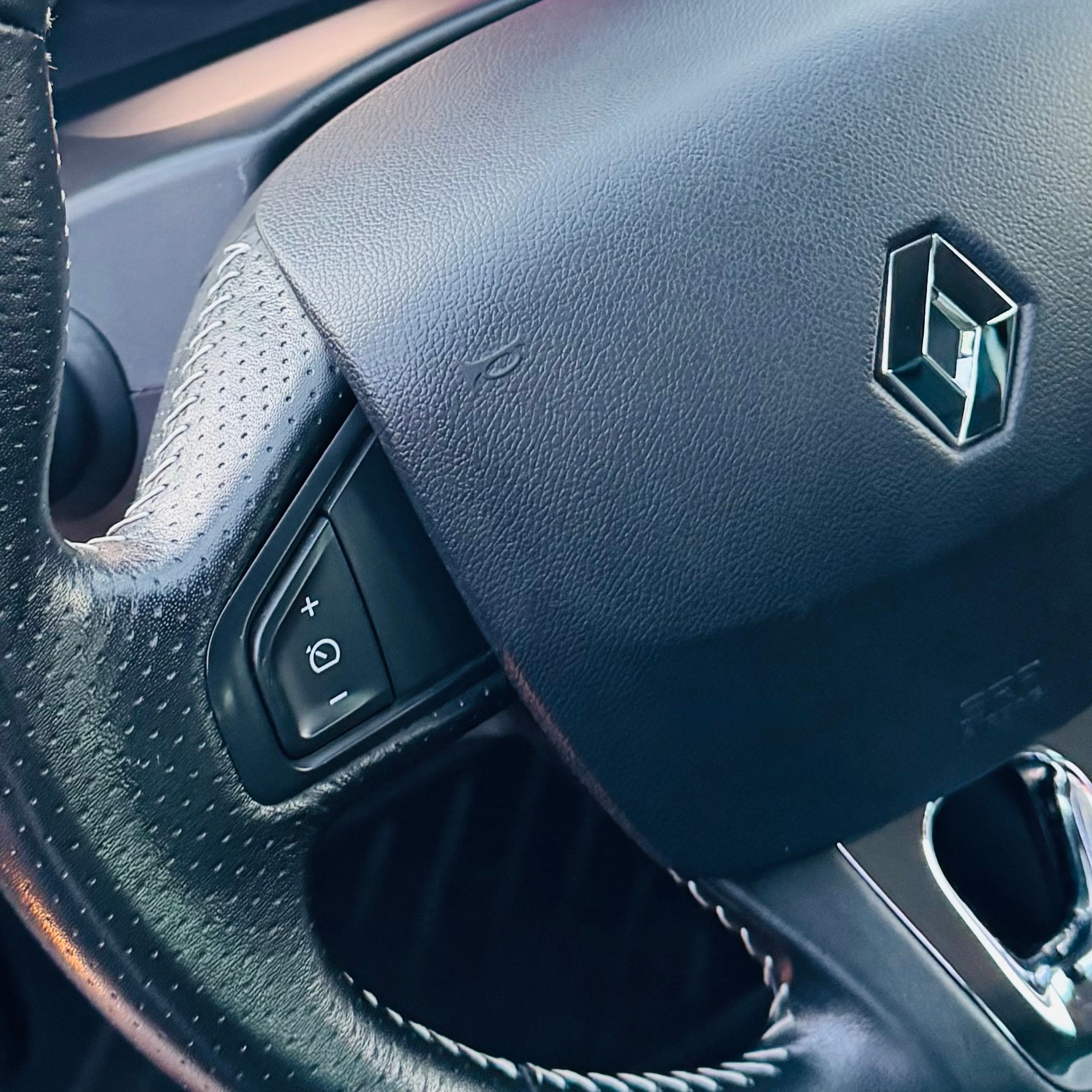 RENAULT Mégane 1.2 16V Turbo Swiss Edition EDC-image-10