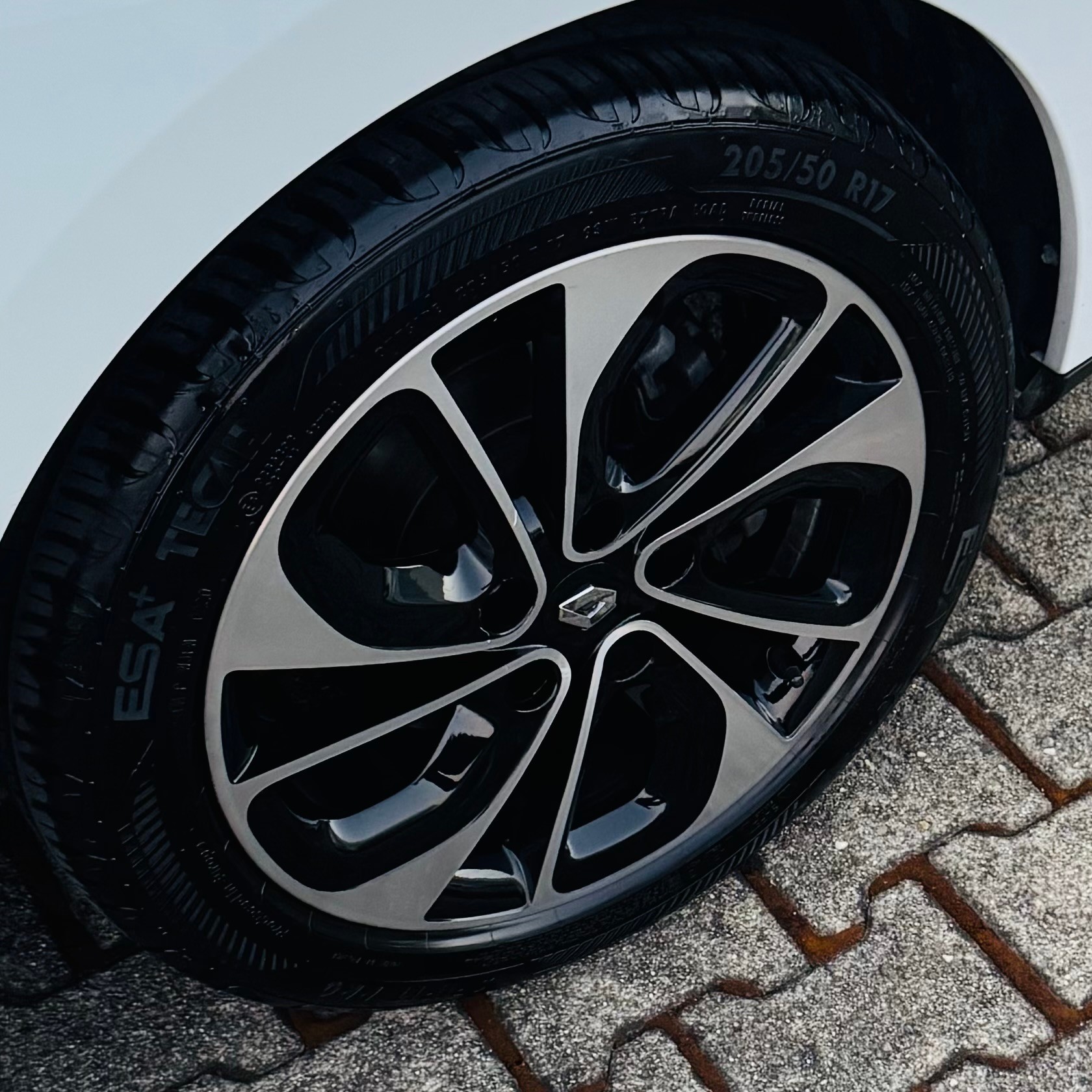 RENAULT Mégane 1.2 16V Turbo Swiss Edition EDC-image-3