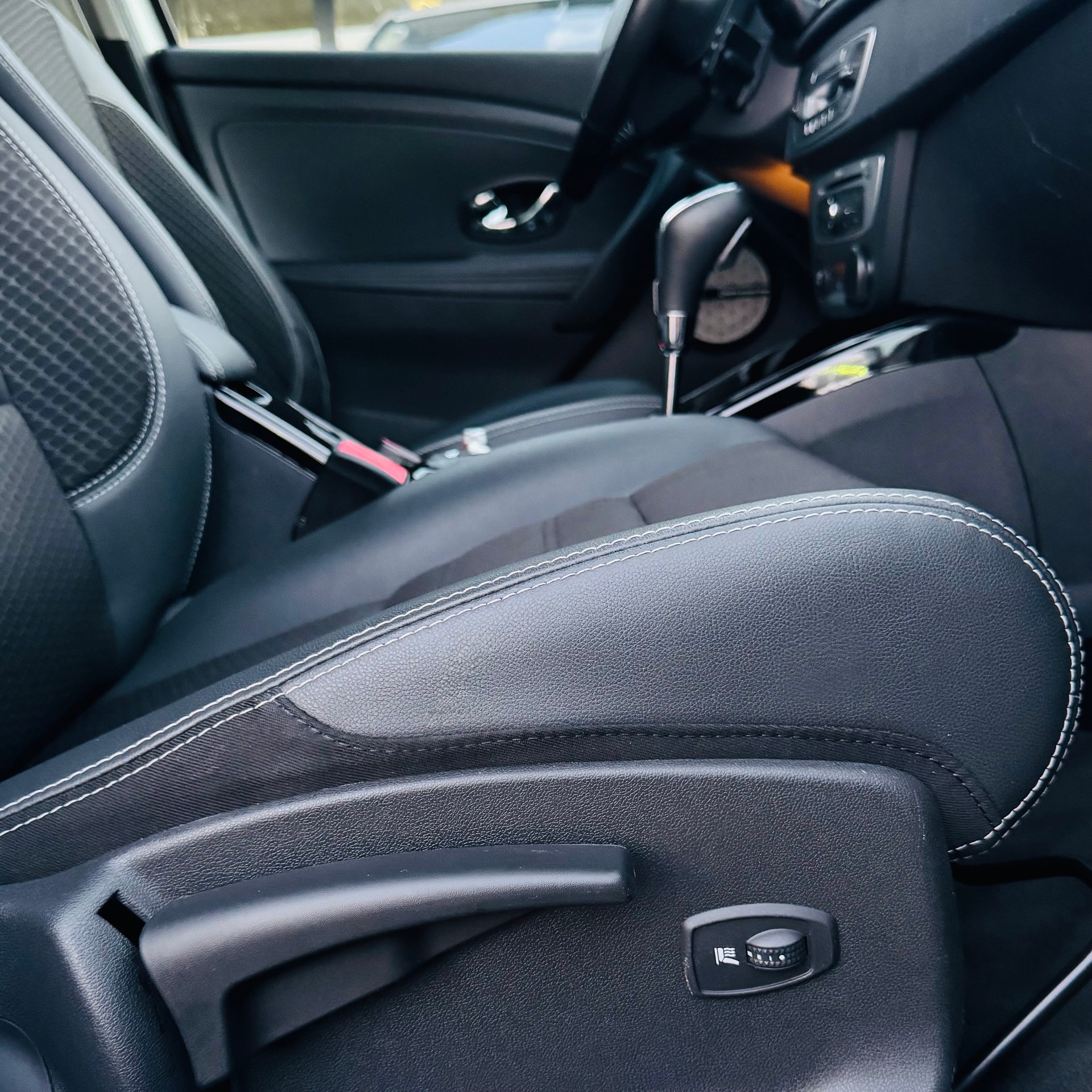 RENAULT Mégane 1.2 16V Turbo Swiss Edition EDC-image-26