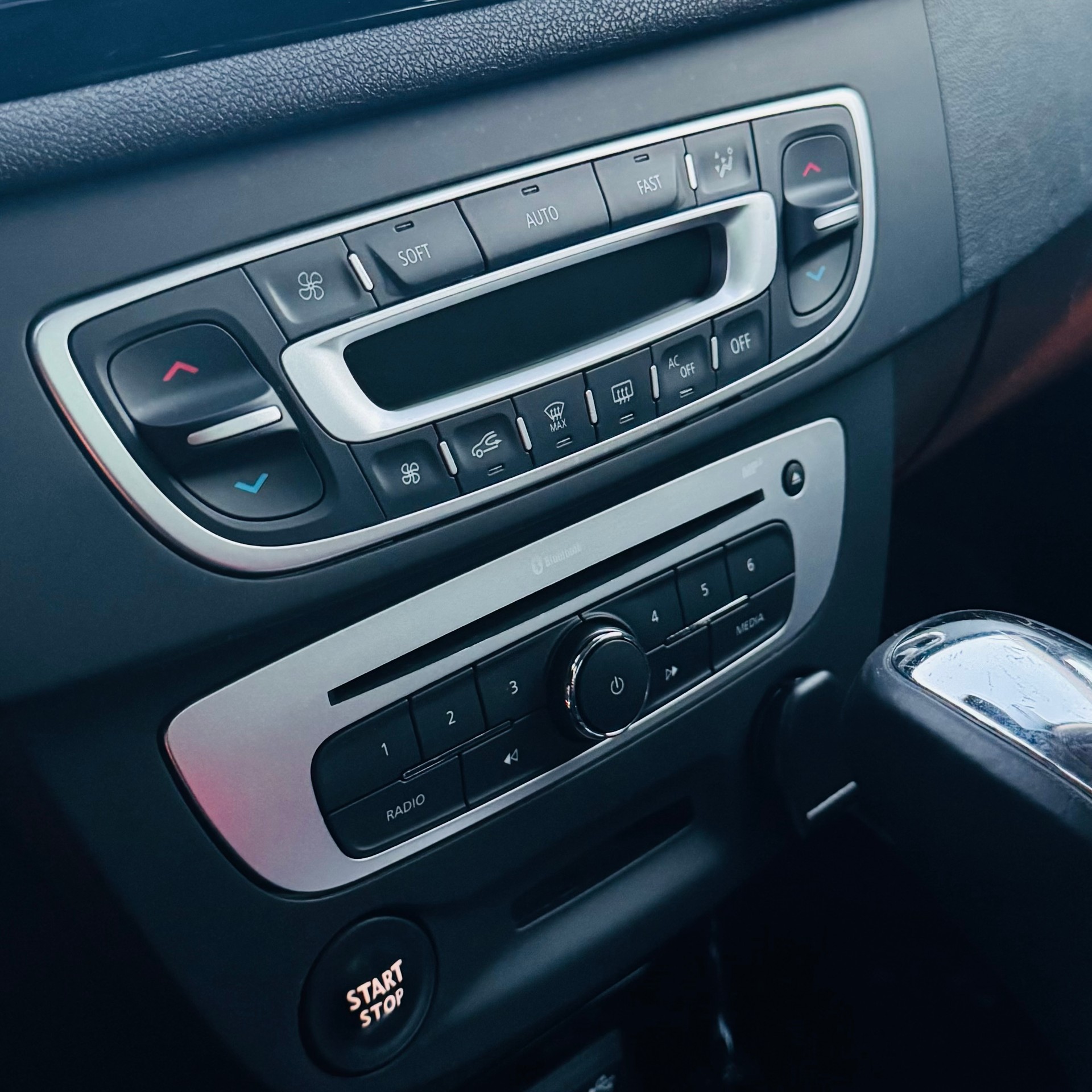 RENAULT Mégane 1.2 16V Turbo Swiss Edition EDC-image-11