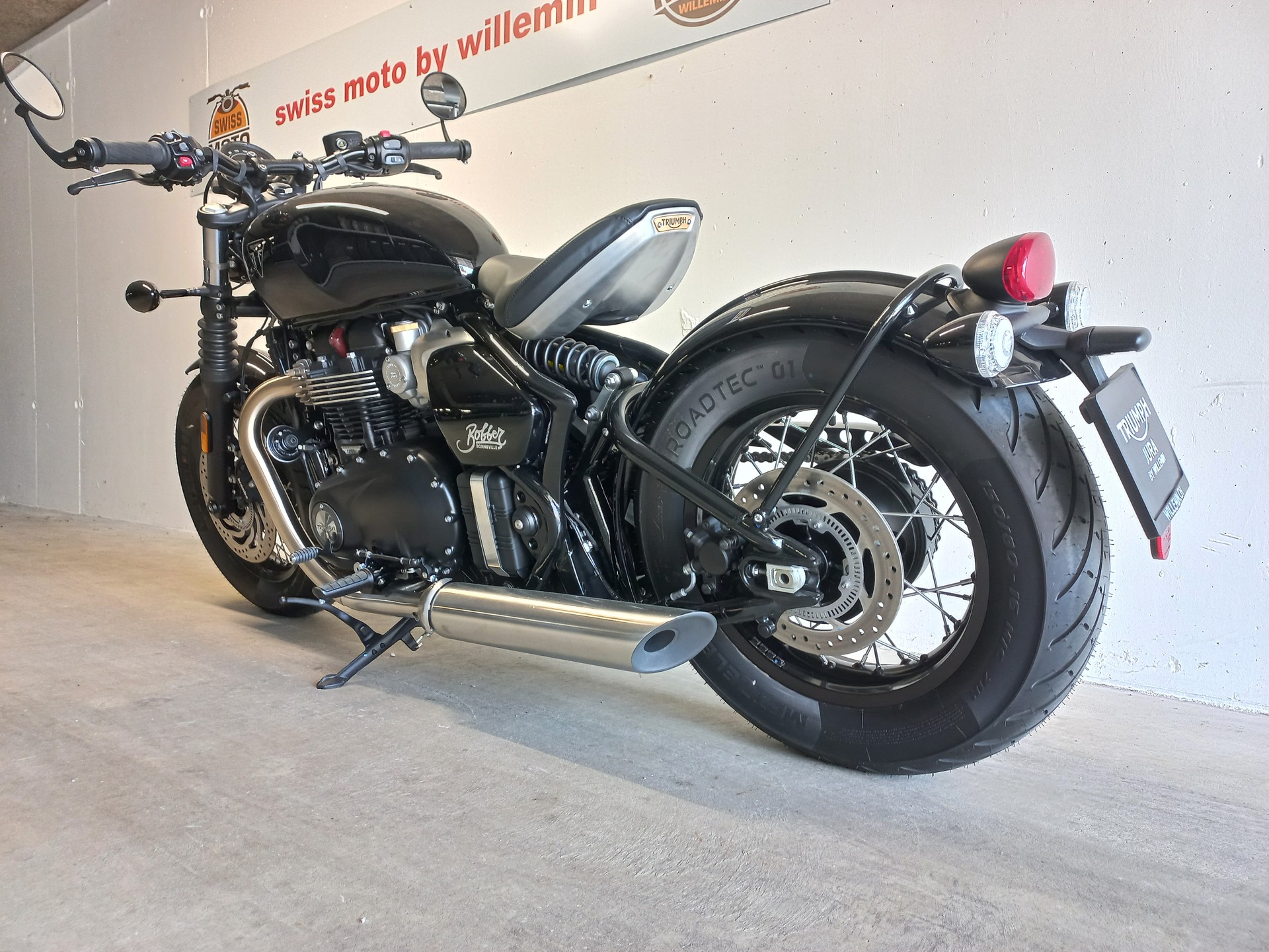 TRIUMPH Bonneville Bobber-showroom-element-2