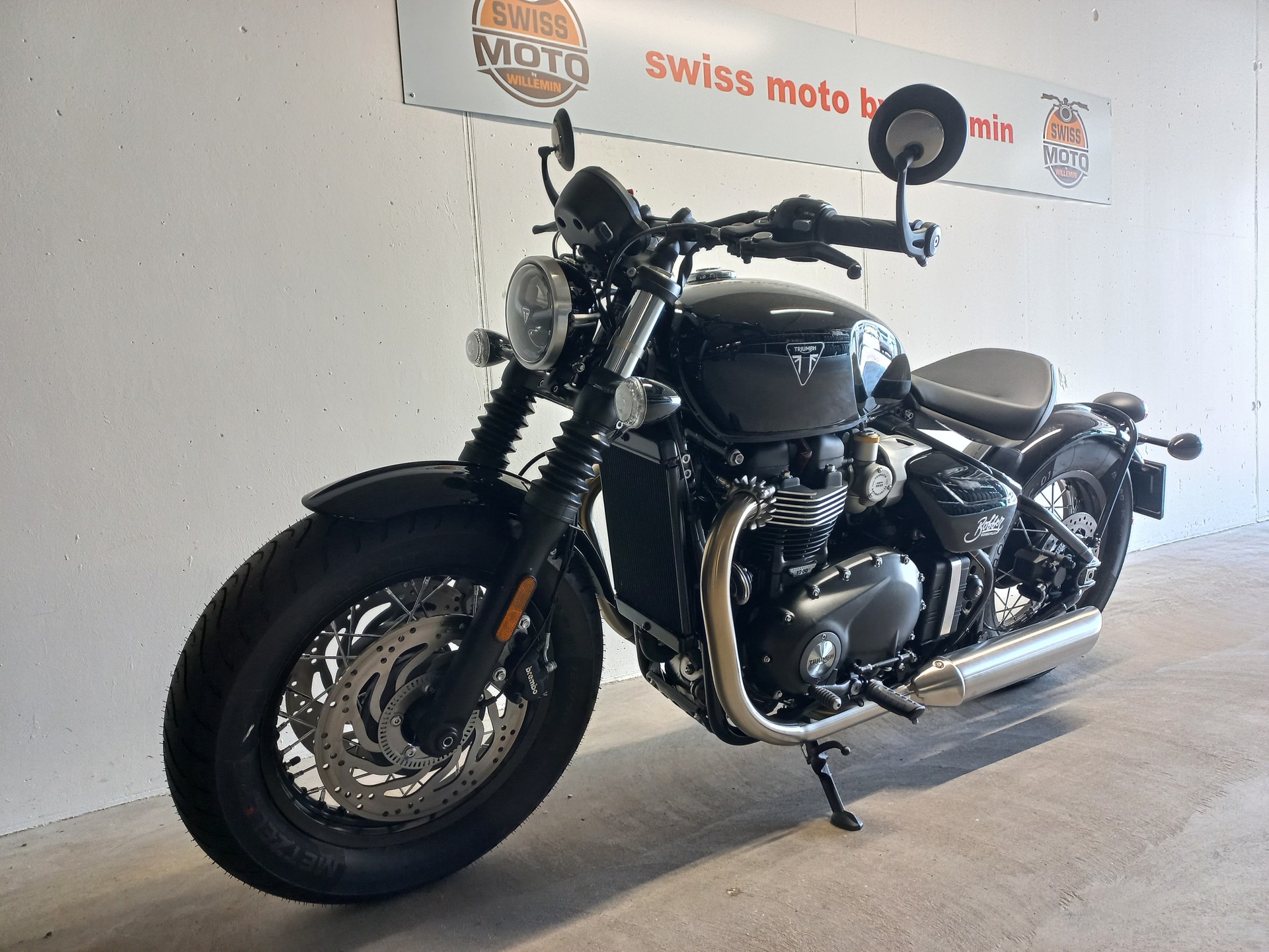 TRIUMPH Bonneville Bobber-showroom-element-1