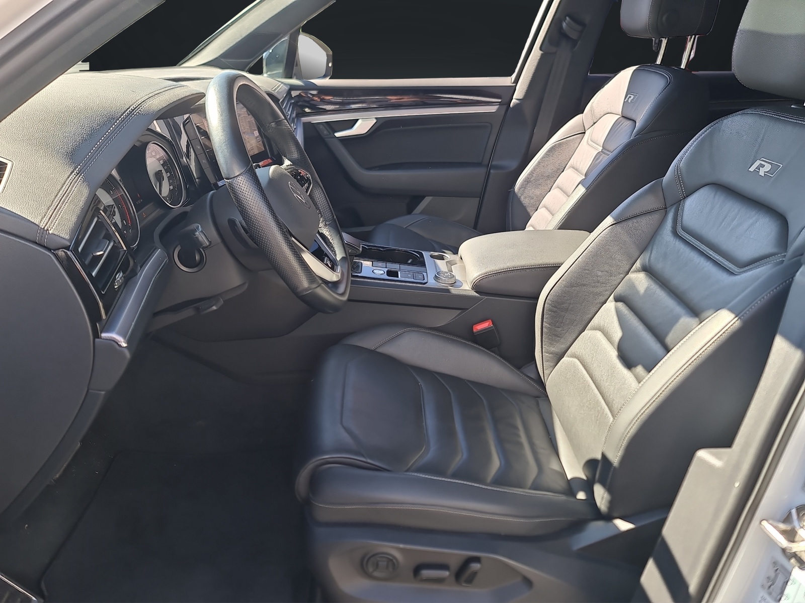 VW Touareg 3.0 TSI R-Line Tiptronic-image-10