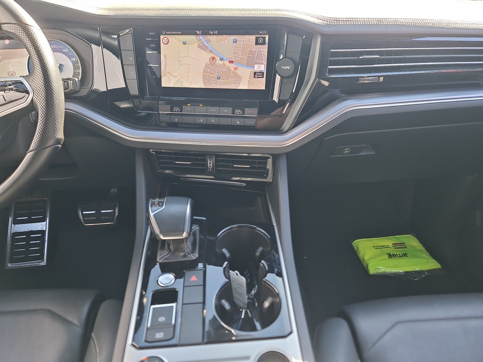 VW Touareg 3.0 TSI R-Line Tiptronic-image-12