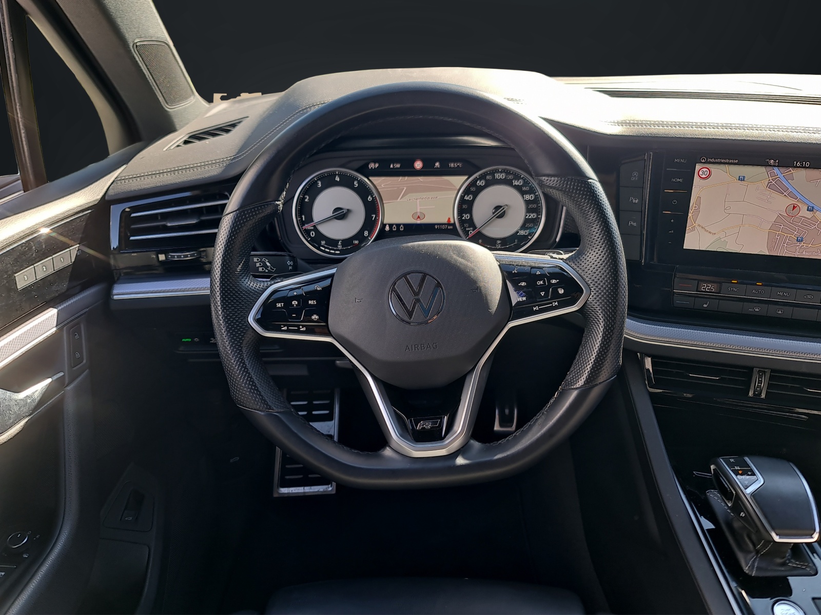VW Touareg 3.0 TSI R-Line Tiptronic-image-14