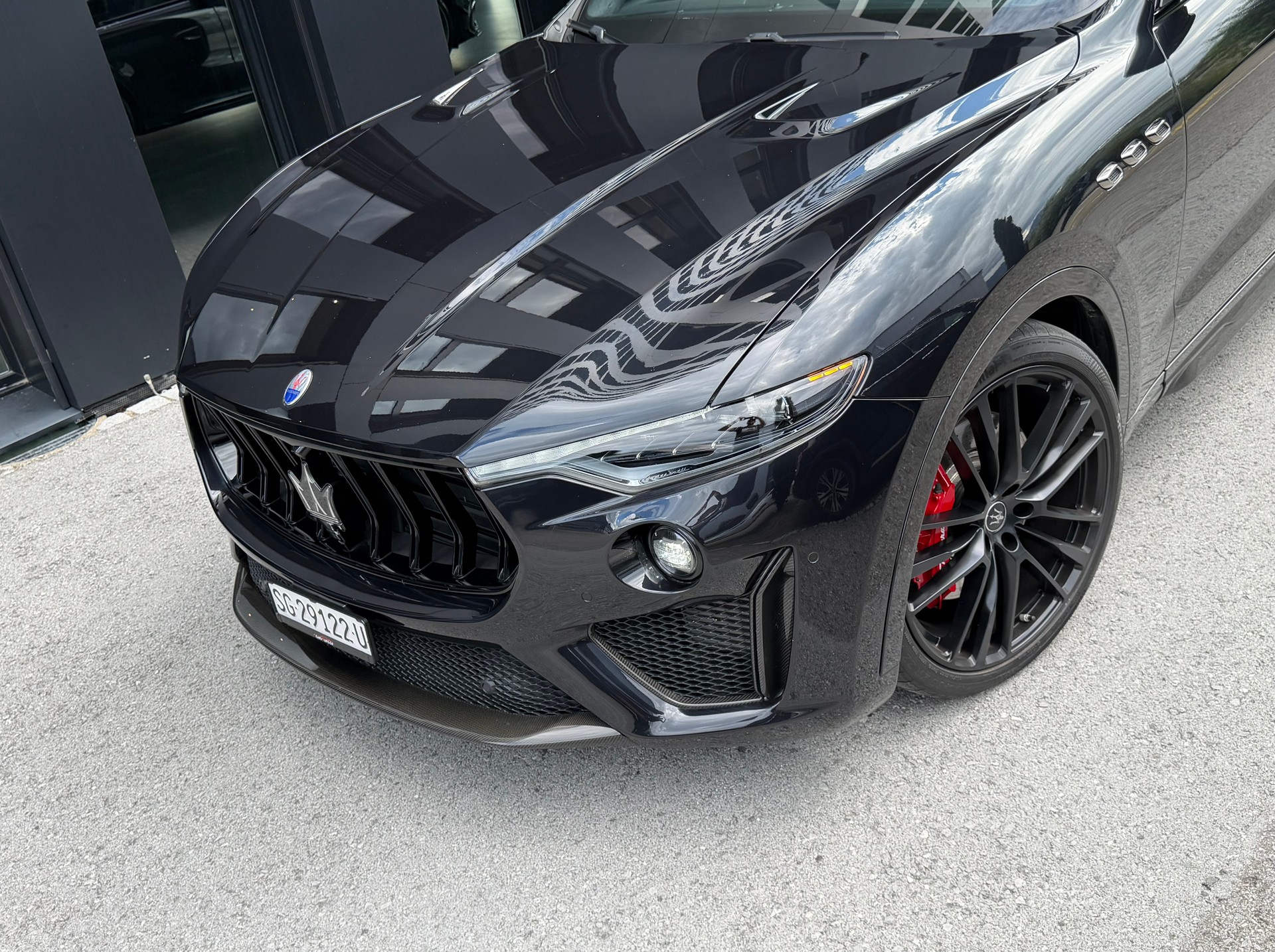 MASERATI Levante 3.8 V8 Trofeo ♦️Ferrari V8 Motor*Traumausstattung*1.Hand♦️-showroom-element-3