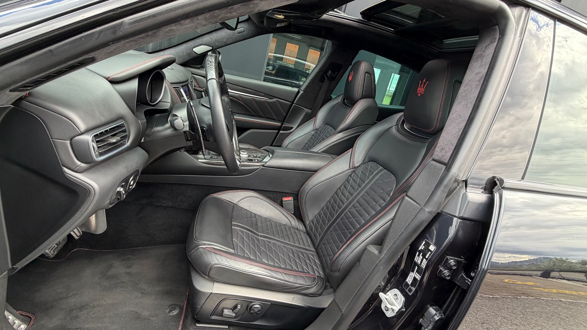 MASERATI Levante 3.8 V8 Trofeo ♦️Ferrari V8 Motor*Traumausstattung*1.Hand♦️-image-17