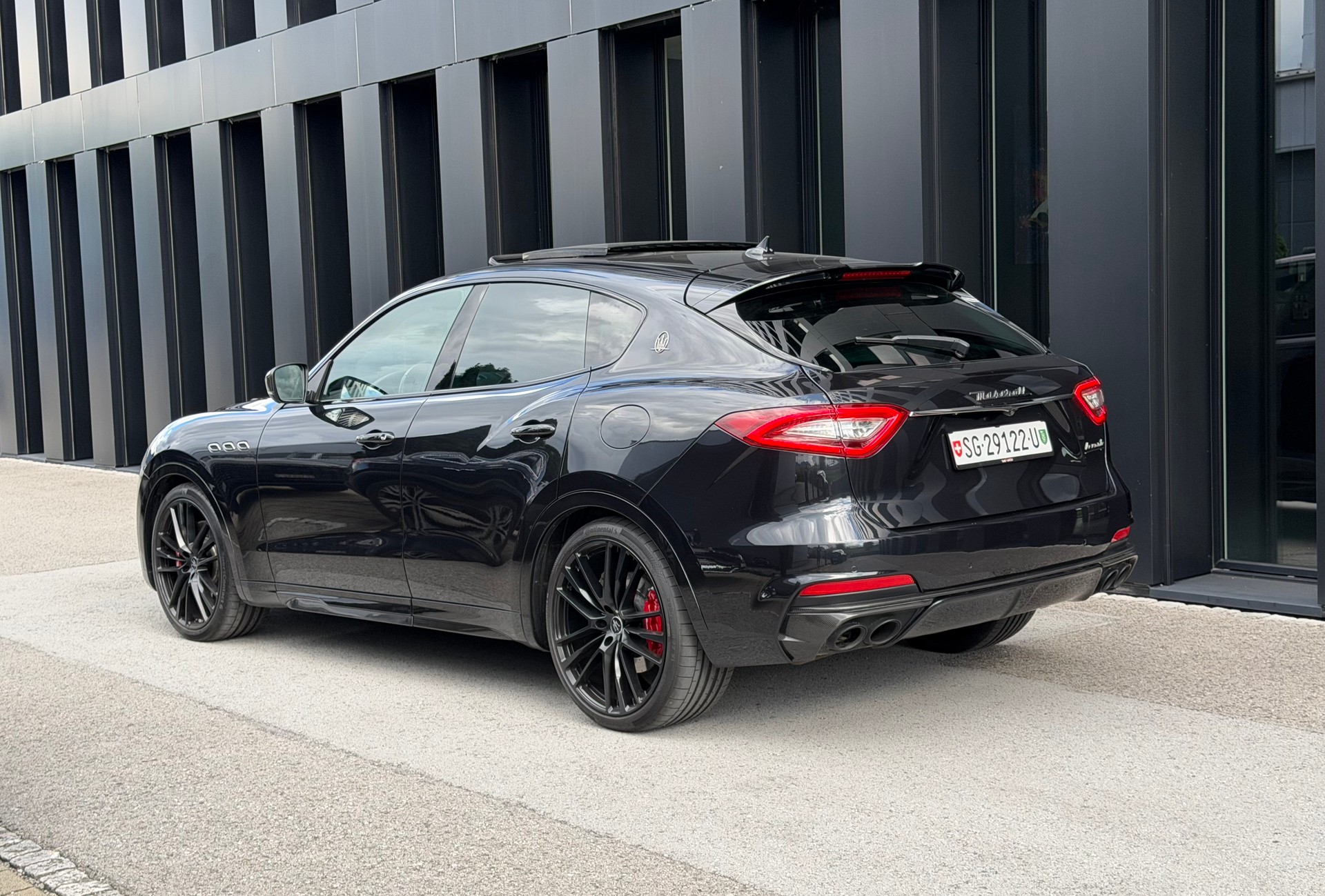 MASERATI Levante 3.8 V8 Trofeo ♦️Ferrari V8 Motor*Traumausstattung*1.Hand♦️-showroom-element-1