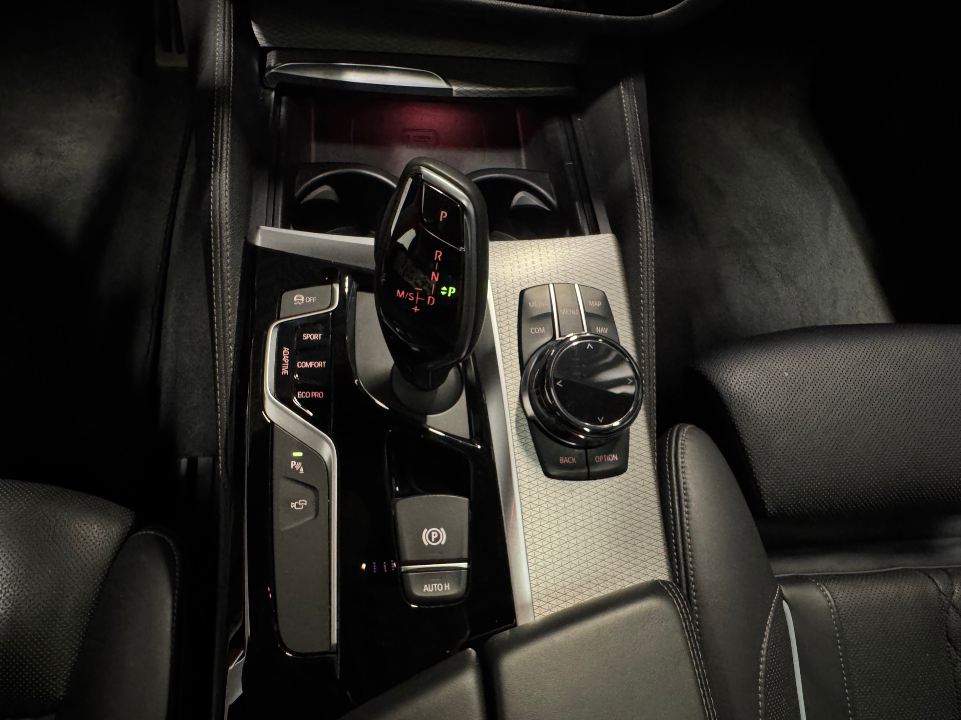 BMW M550i xDrive Steptronic(11)(M)-image-19