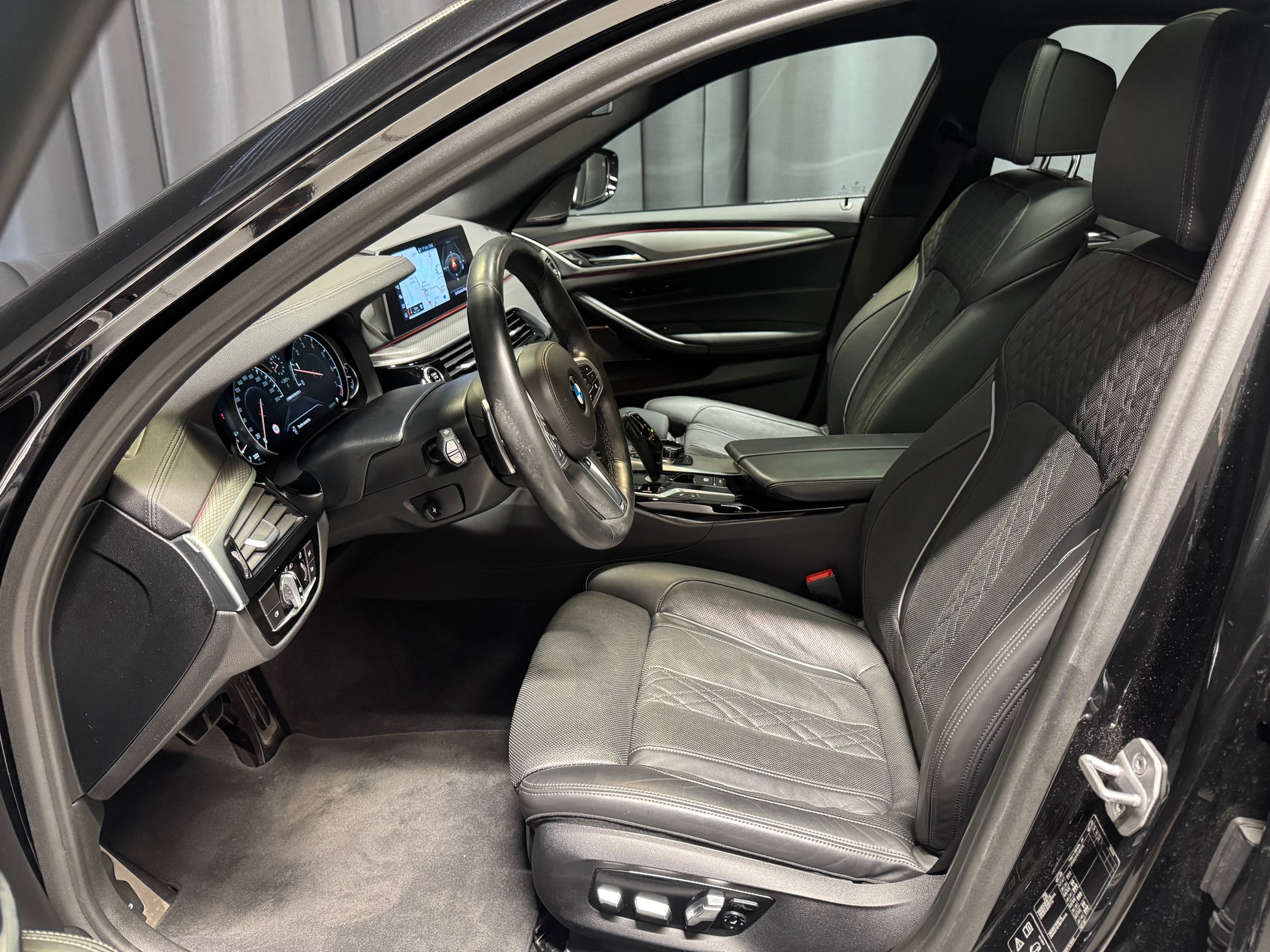 BMW M550i xDrive Steptronic(11)(M)-image-6