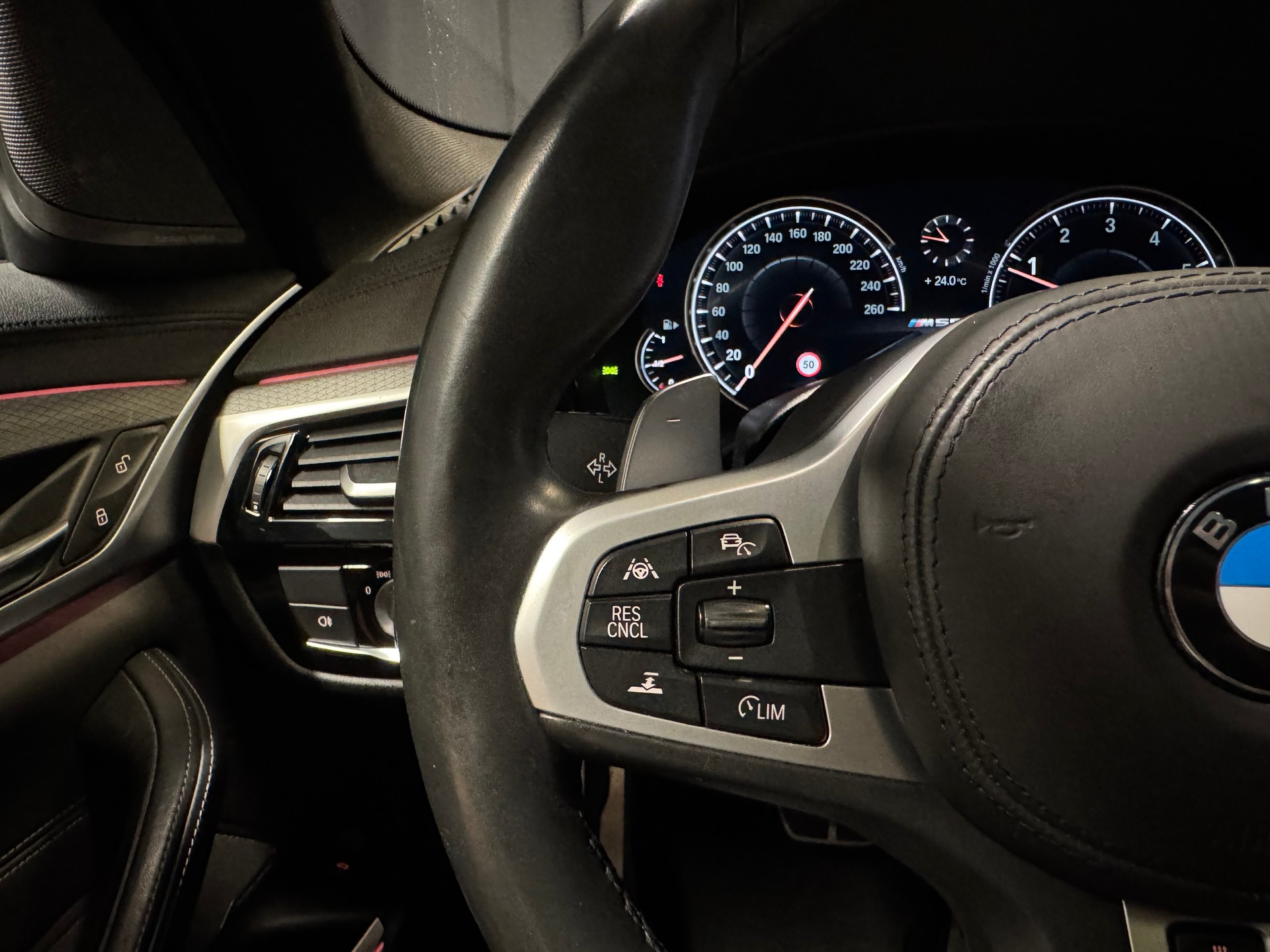 BMW M550i xDrive Steptronic(11)(M)-image-11