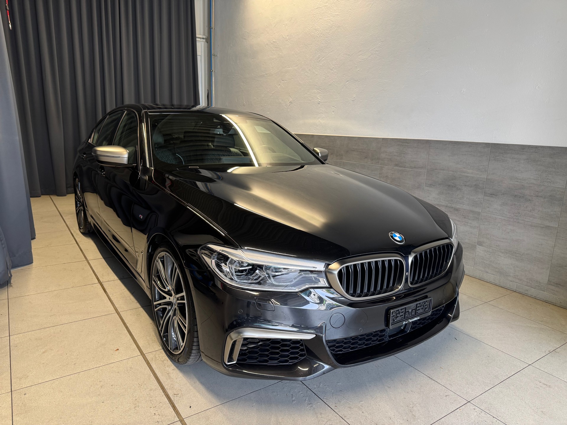 BMW M550i xDrive Steptronic(11)(M)-image-0