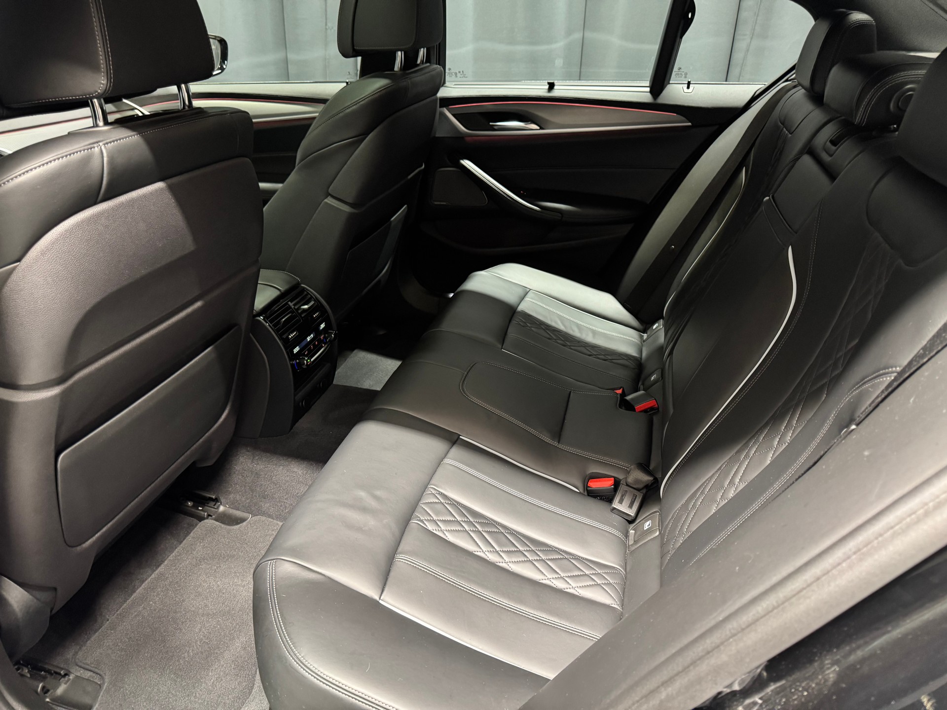 BMW M550i xDrive Steptronic(11)(M)-image-7