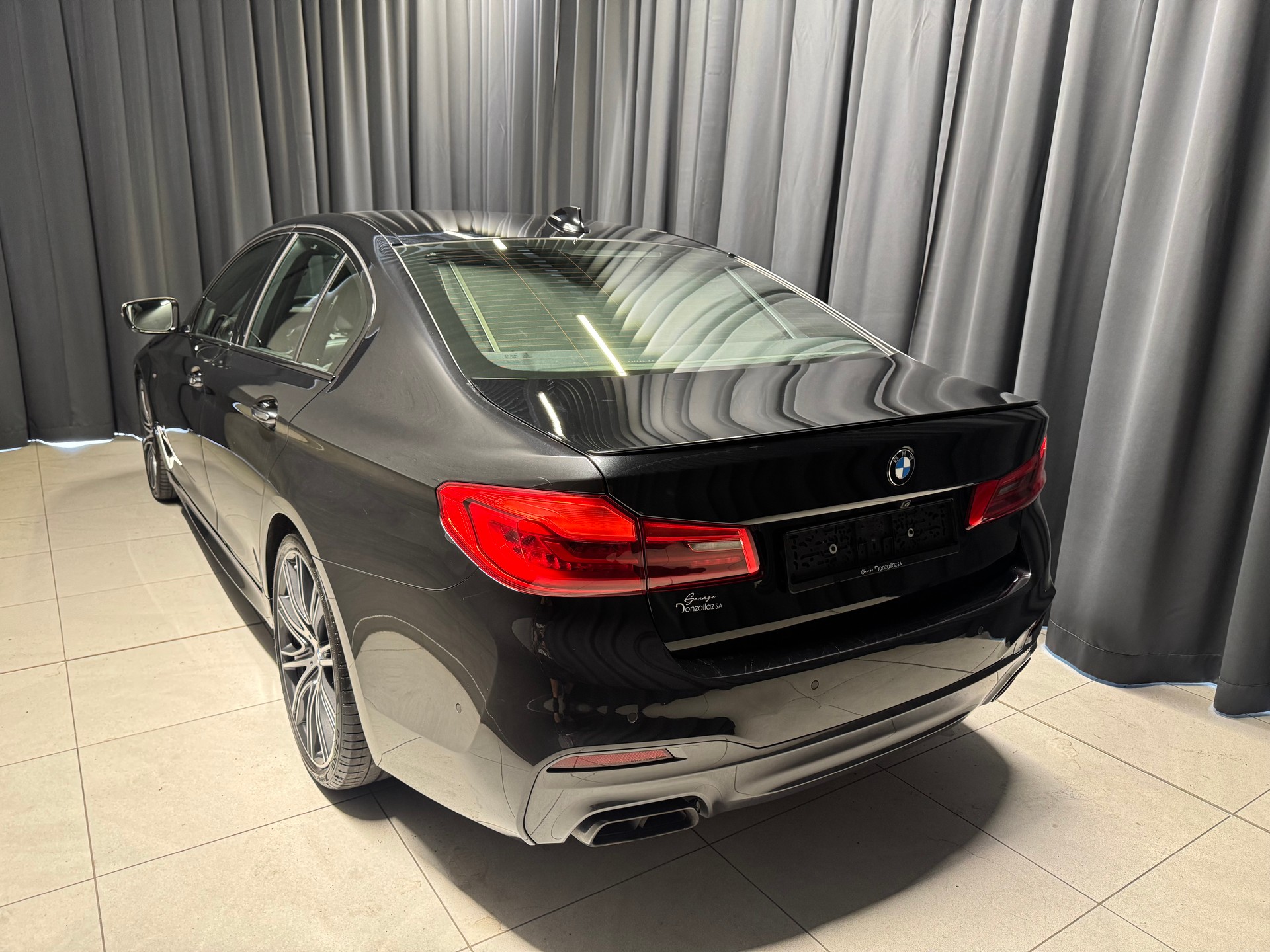 BMW M550i xDrive Steptronic(11)(M)-image-3