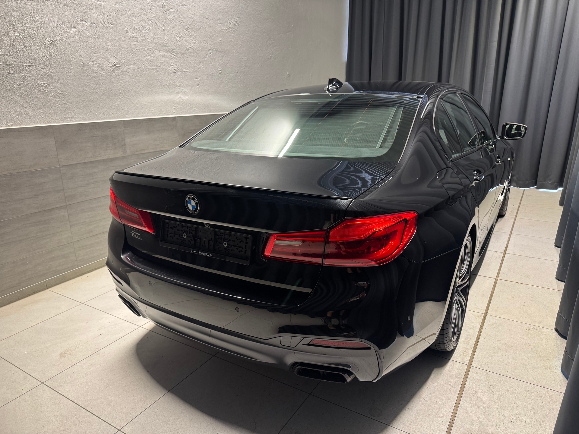 BMW M550i xDrive Steptronic(11)(M)-image-5