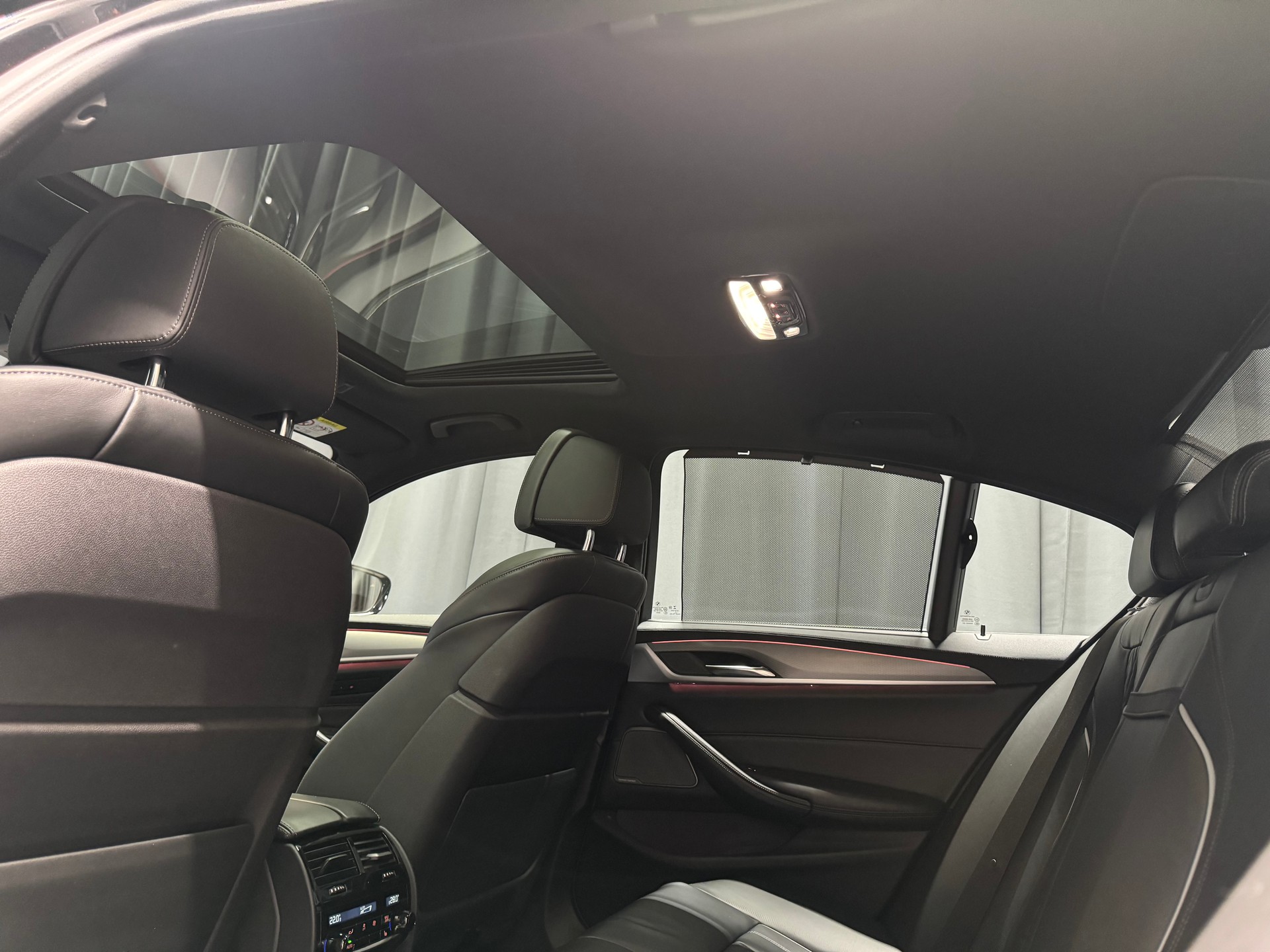 BMW M550i xDrive Steptronic(11)(M)-image-8